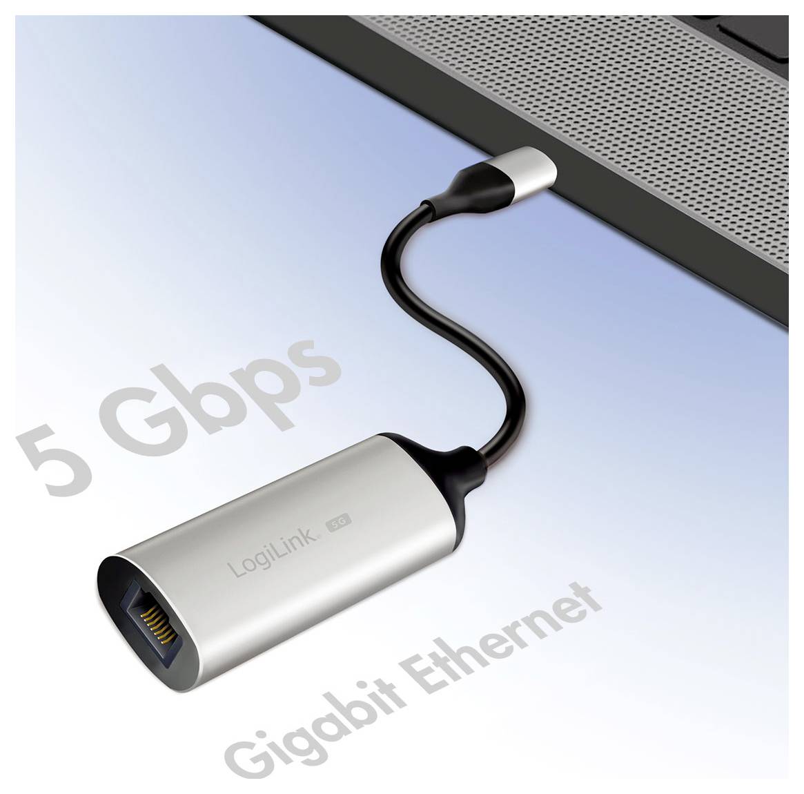 'LogiLink' Gigabit Ethernet-Adapter, der mit einem Laptop verbunden ist, wobei der Text '5 Gbps' und 'Gigabit Ethernet' die High-Speed-Konnektivität betonen.