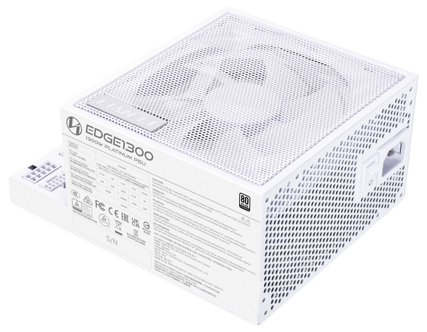 Weißes Computer-Netzteil mit der Bezeichnung 'EDGE1300 1300W Platinum PSU', das zahlreiche Zertifizierungen und einen Kühlventilator an der Oberseite aufweist.