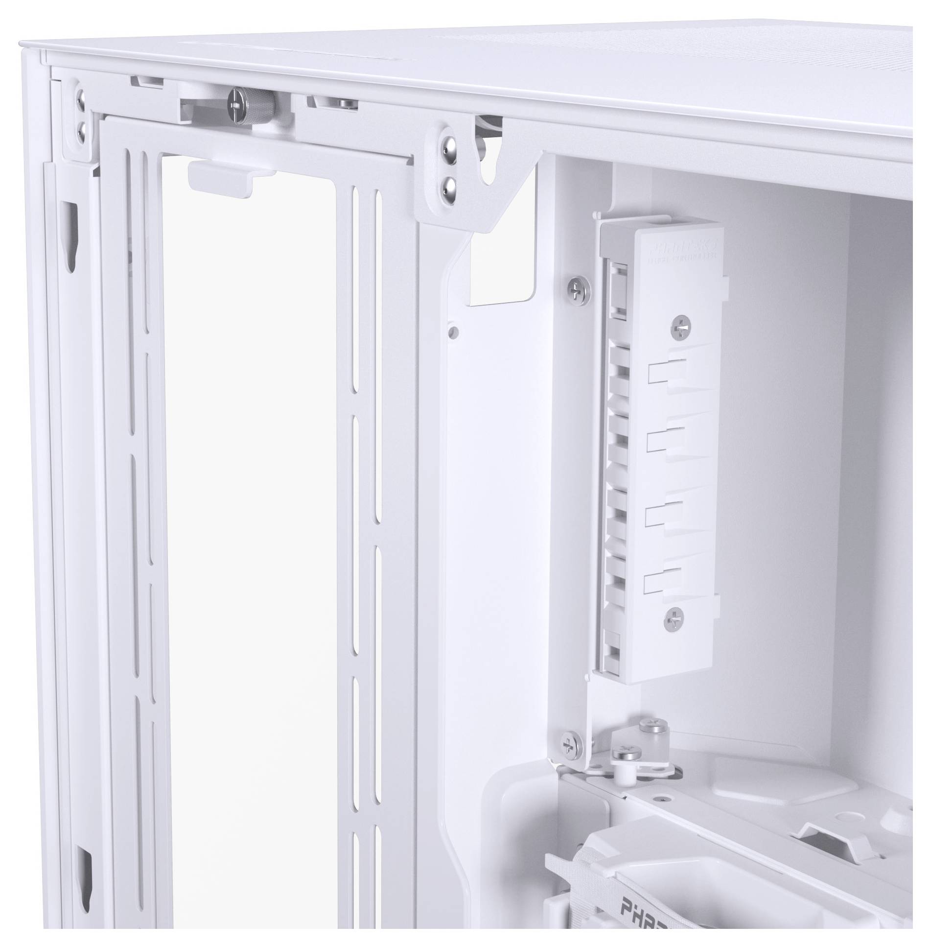 Innenansicht eines weißen Computergehäuses, die Montagebefestigungen und einen freien Bereich für Komponenten zeigt, was Raum für Hardware-Anpassung andeutet.