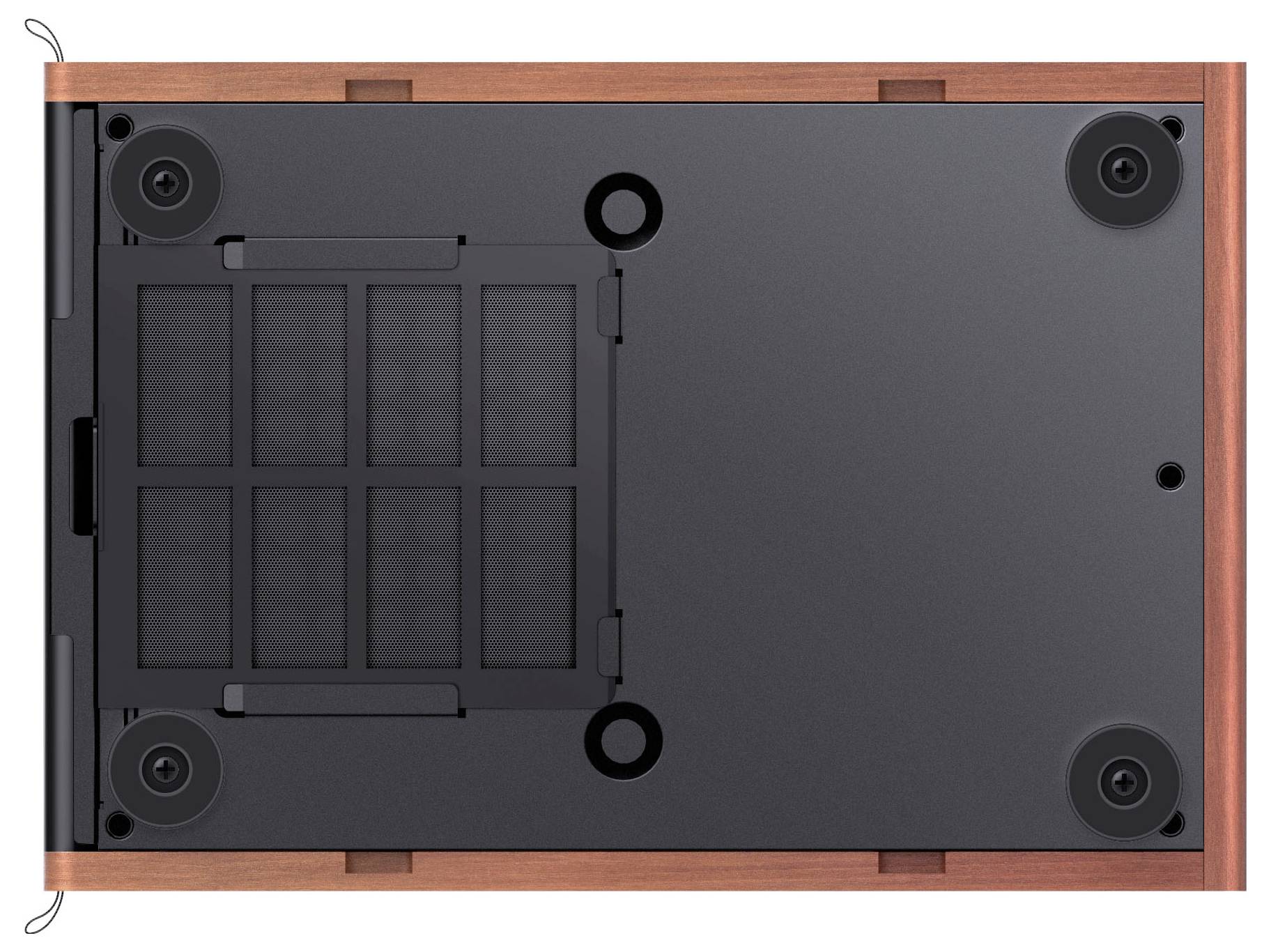 Das Bild zeigt die Unterseite eines rechteckigen schwarzen Geräts mit vier kreisförmigen Füßen und einem zentralen Gitterbereich, möglicherweise eine Belüftungsöffnung.