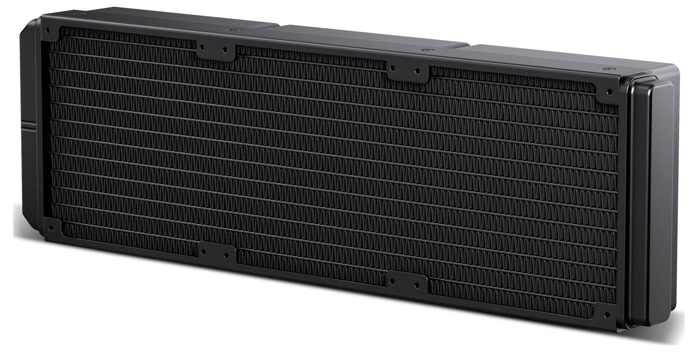 Ein großer schwarzer Kühler mit Metallrippen ist für die Kühlung von Computerkomponenten konzipiert. Er ist rechteckig und in seiner Erscheinung überwiegend aus Metall.