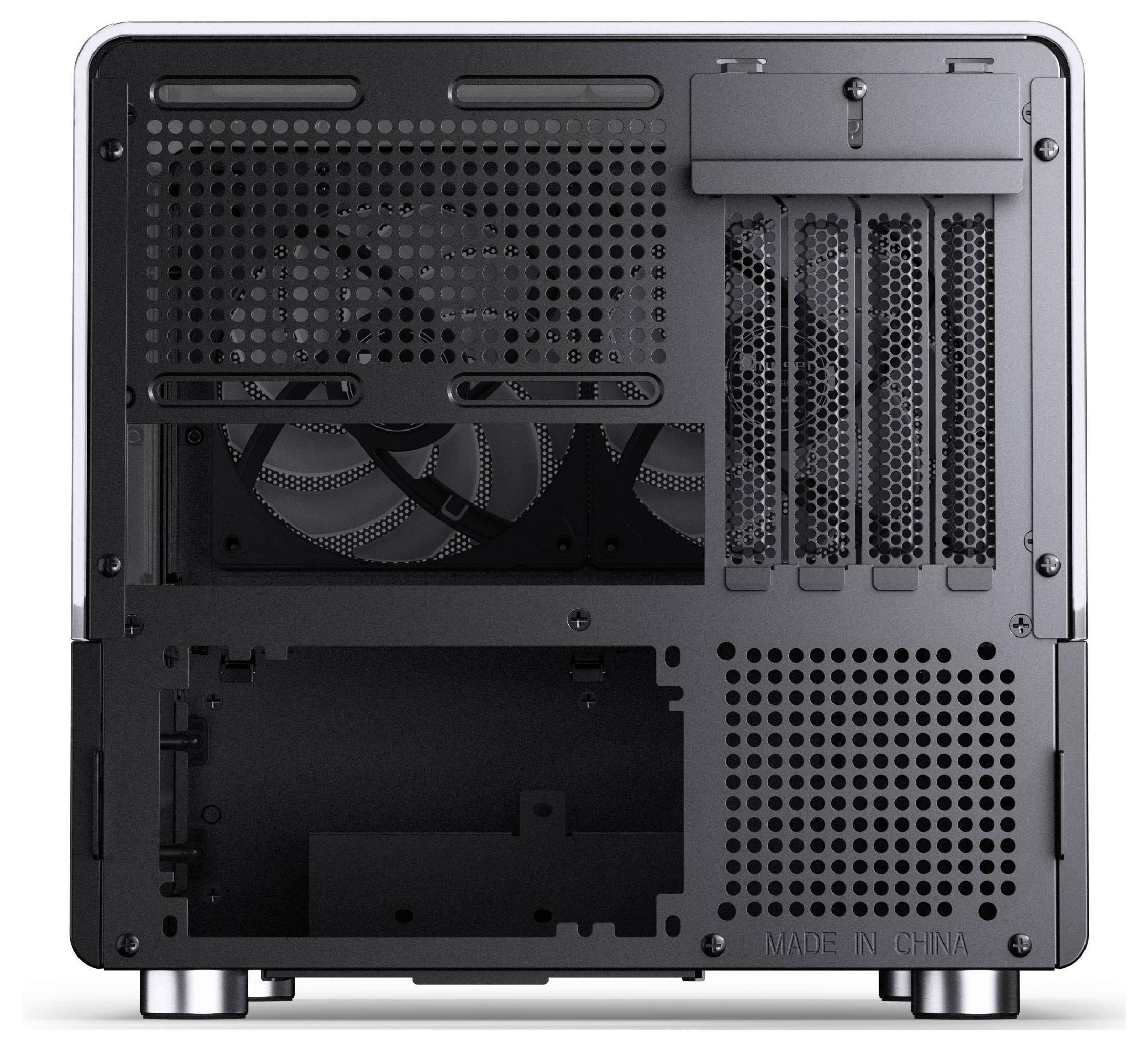 Das Bild zeigt die Rückwand eines Computergehäuses mit Belüftungslöchern, Erweiterungssteckplätzen und einer Öffnung für das Netzteil.