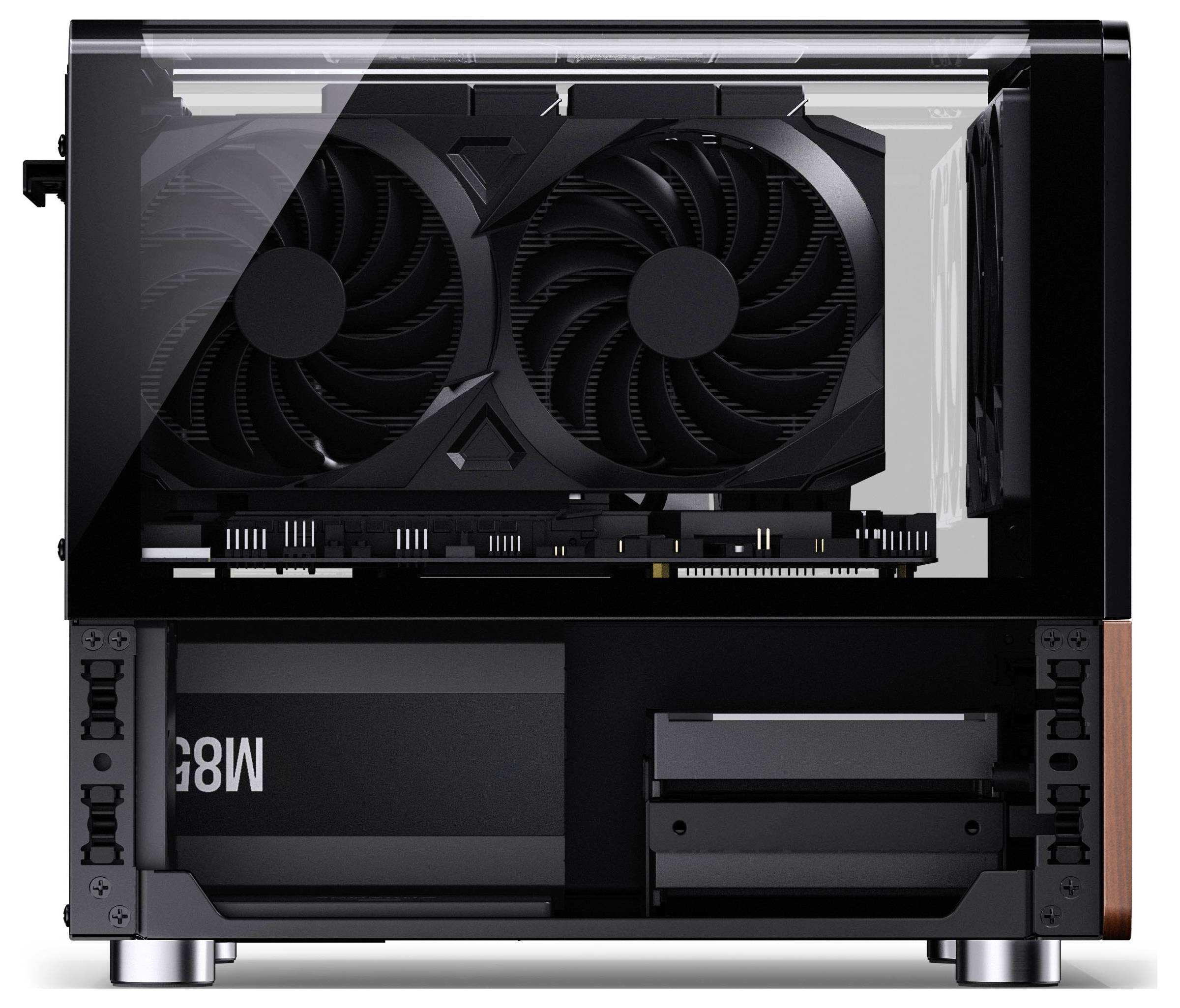 Ein kompaktes Computergehäuse mit einer Grafikkarte mit doppeltem Lüfter und einem installierten Netzteil im Inneren, von der Seite mit transparentem Panel betrachtet.