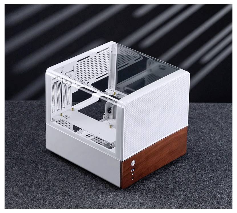 Ein modernes, würfelförmiges Computergehäuse mit transparenter Seitenscheibe und Holzakzent, das ein minimalistisches und offenes Design auf einer grauen Oberfläche zeigt.
