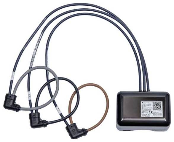 Ein schwarzes elektrisches Gerät mit drei Kabeln, die jeweils in einem Anschluss enden, und einer Beschriftung mit Spezifikationen auf der Vorderseite.