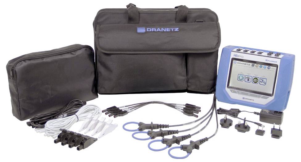 Tragbares Dranetz-Stromüberwachungs-Kit mit blauem Analysegerät, Transportkoffern, Kabeln, Zangen und Adaptern auf weißem Hintergrund.