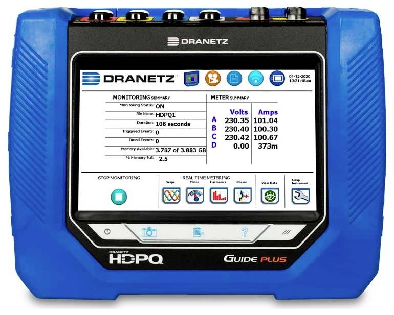 Ein blauer Dranetz HDPQ Guide Plus Netzqualitätsanalysator mit einem Bildschirm, der Spannungs-, Ampere-Daten und Überwachungsstatus-Details anzeigt.