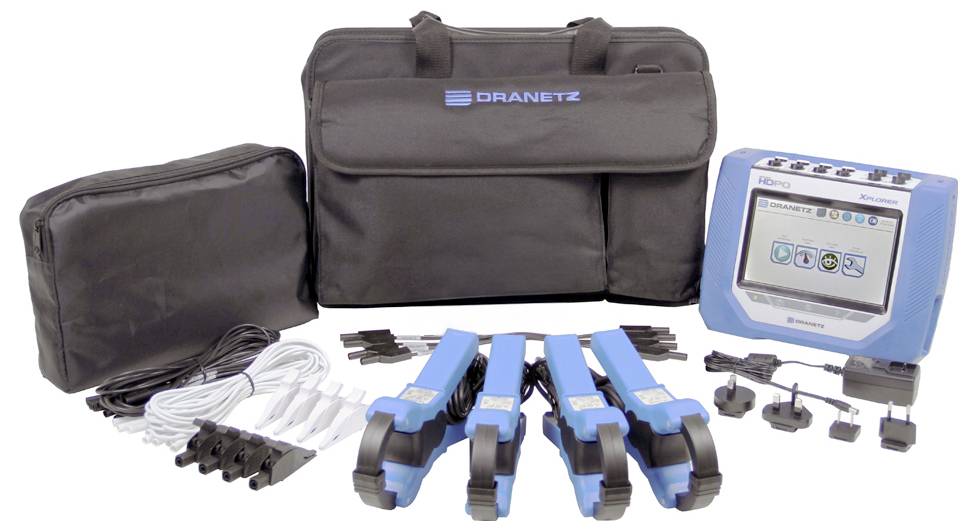 Branetz-Testkit mit Tragekoffer, tragbarem Monitor, blauen Testsonden, Kabeln und Netzadaptern, arrangiert auf weißem Hintergrund.