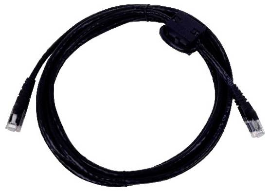 Ein schwarzes Ethernet-Kabel, das in eine kreisförmige Form gewickelt ist, dient zum Verbinden von Geräten mit einem Netzwerk und verfügt über Anschlüsse an beiden Enden.