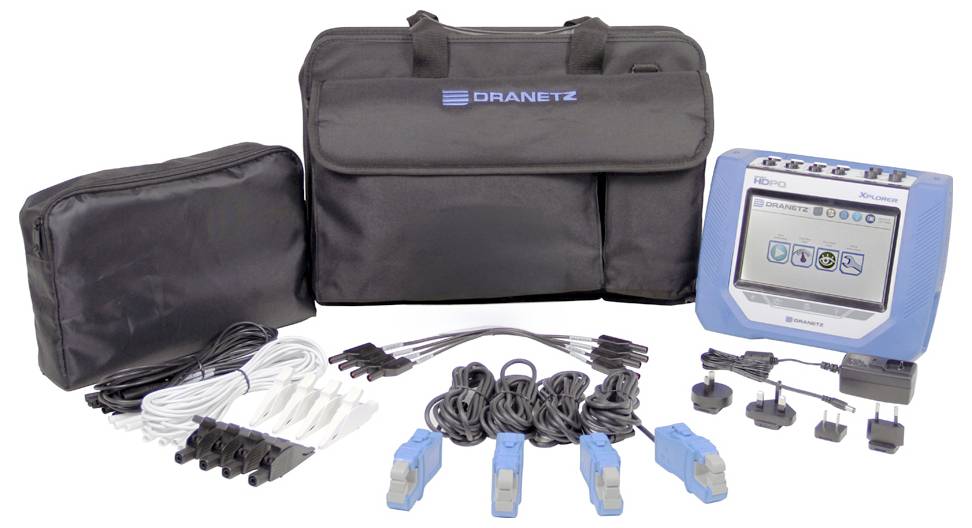 Dranetz-Stromqualitäts-Analysator-Set mit Transportkoffer, Anzeigeeinheit und verschiedenen Kabeln, Zangen und Adaptern auf weißem Hintergrund angeordnet.