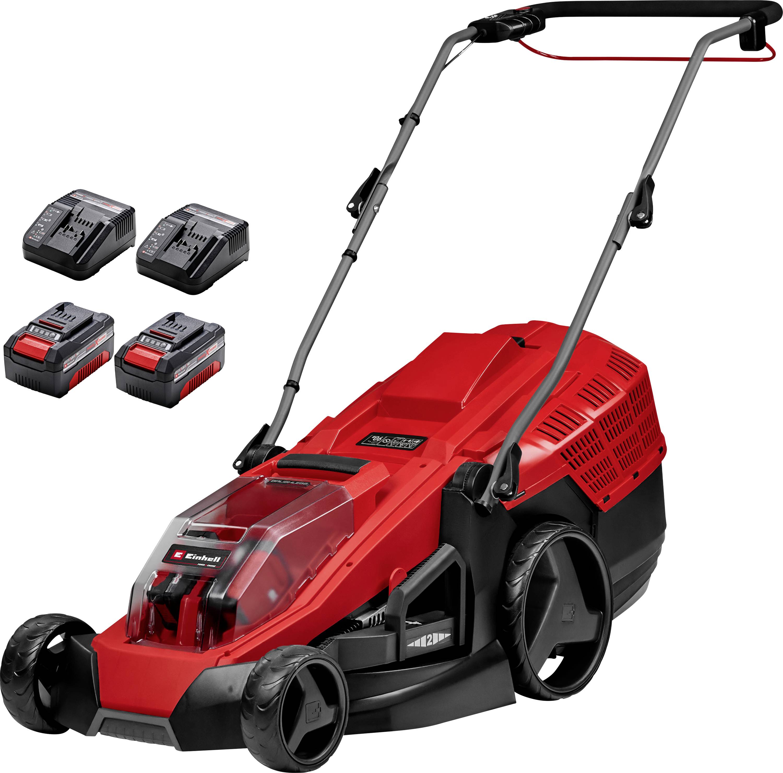 Ein roter Rasenmäher mit einer transparenten Abdeckung und zwei schwarzen Griffen, begleitet von zwei Batterien und Ladegeräten, auf einem weißen Hintergrund.