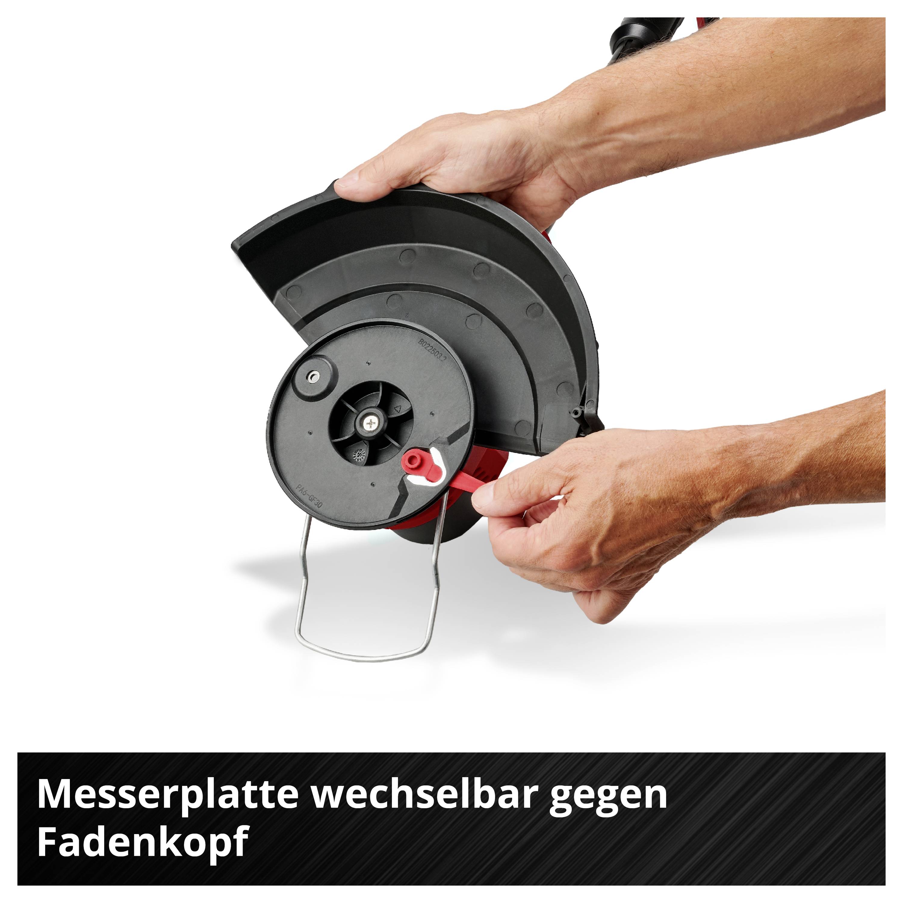Ein Mensch wechselt die Messerplatte eines Gartengeräts gegen einen Fadenkopf aus. Darunter steht: 'Messerplatte wechselbar gegen Fadenkopf'.