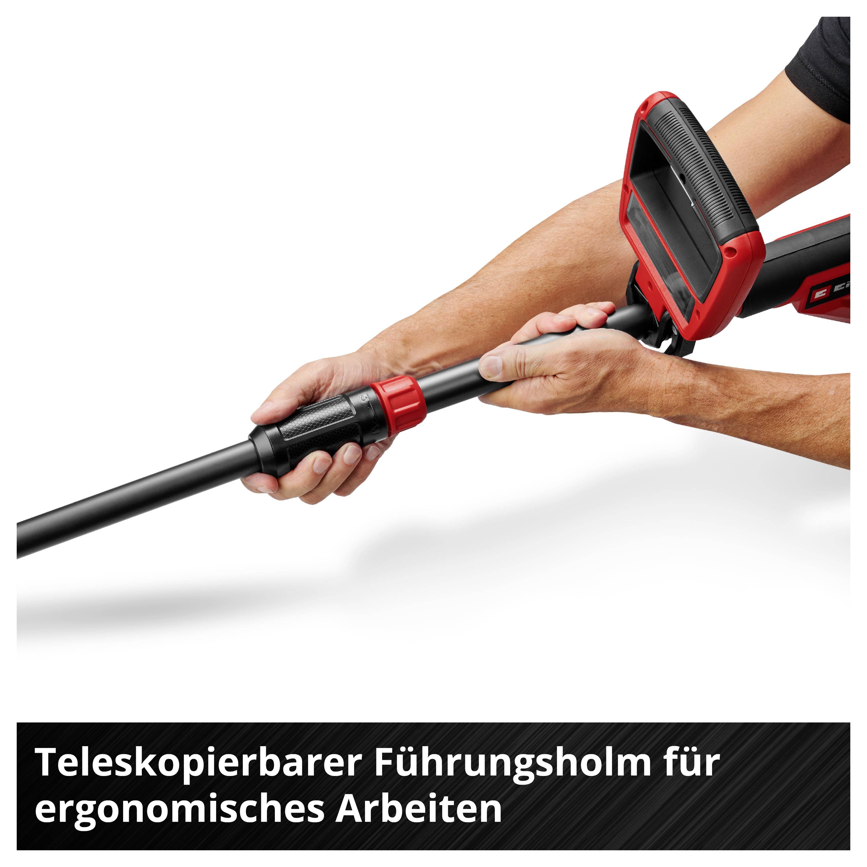 Person hält einen Teleskopgriff mit Display, der ergonomisches Arbeiten erleichtert.