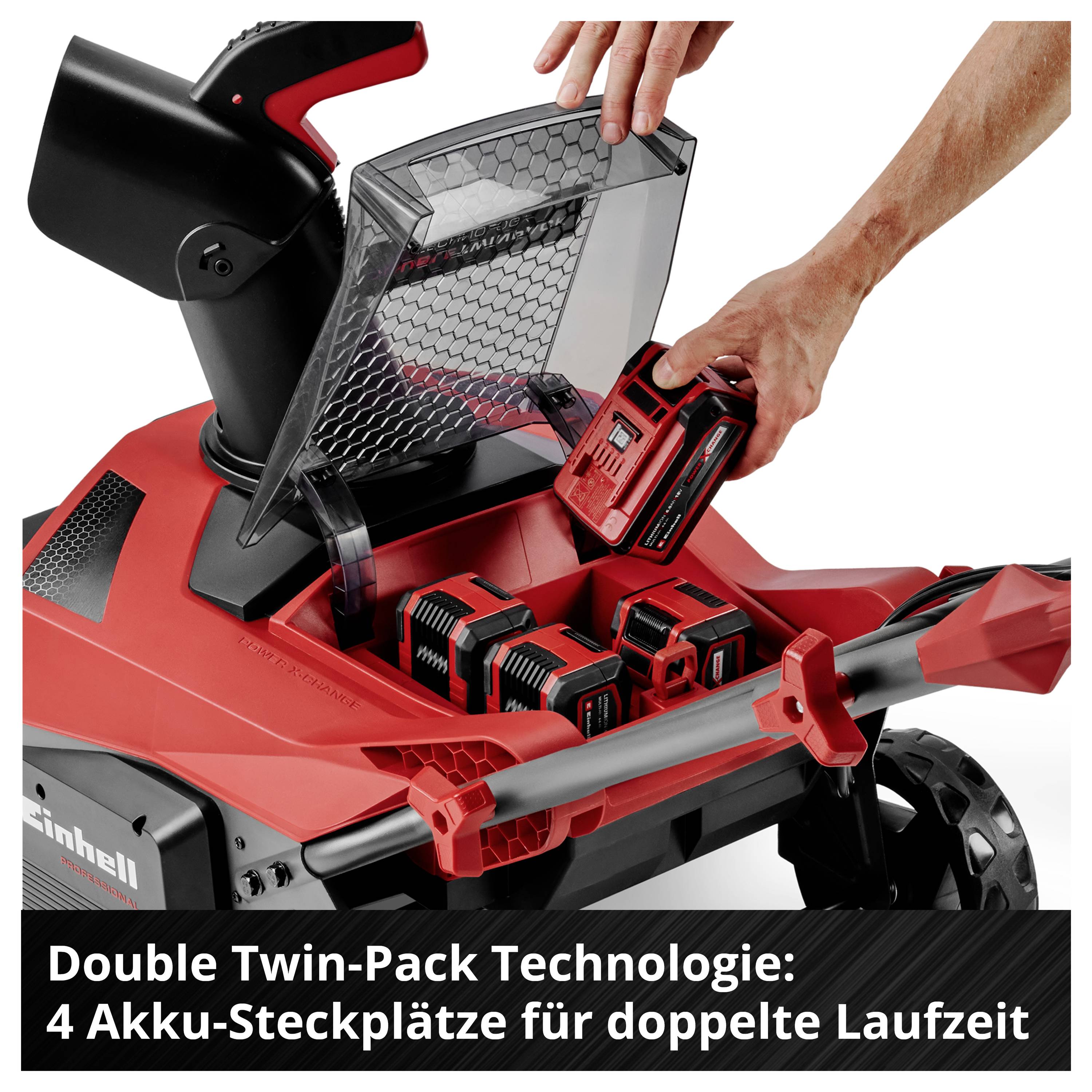 Einhell Gartenwerkzeug mit geöffneter Akku-Klappe und herausnehmbarer Batterie. Text: Double Twin-Pack Technologie: 4 Akku-Steckplätze für doppelte Laufzeit.