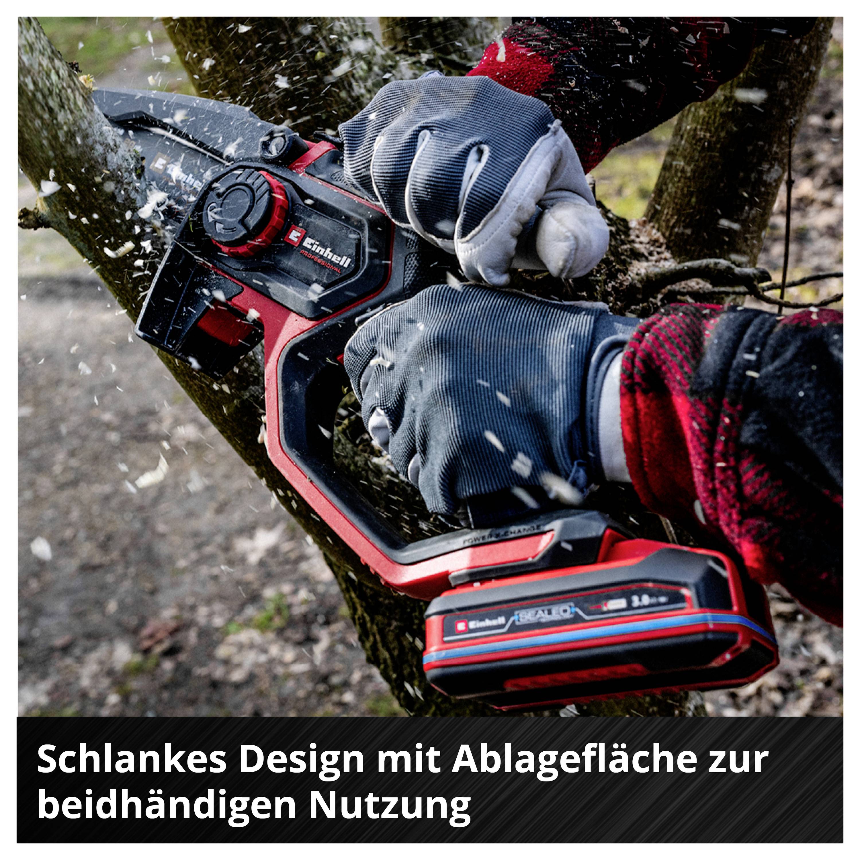 Mann in Handschuhen verwendet eine Motorsäge, um einen Ast zu schneiden. Text im Bild: 'Schlankes Design mit Ablagefläche zur beidhändigen Nutzung'.