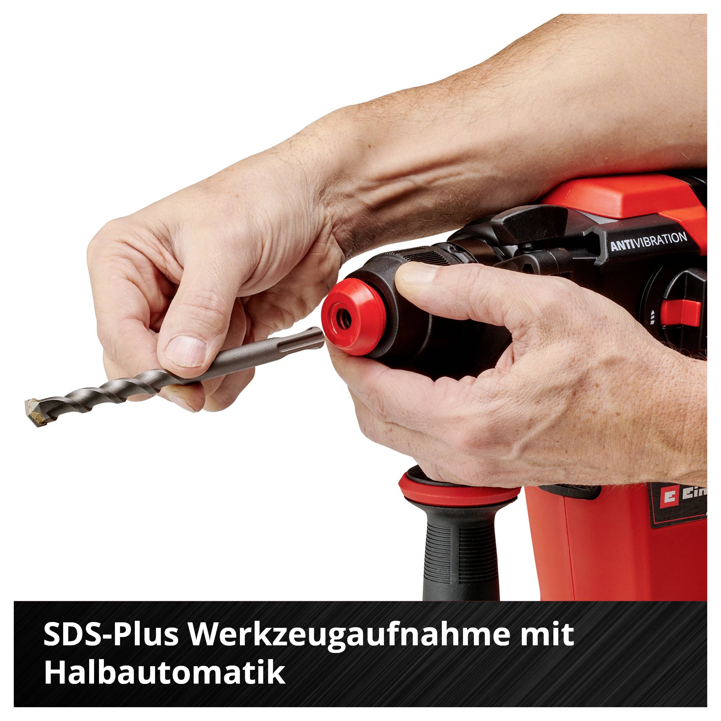 Person hält eine Bohrmaschine mit SDS-Plus-Werkzeugaufnahme und Halbautomatik.