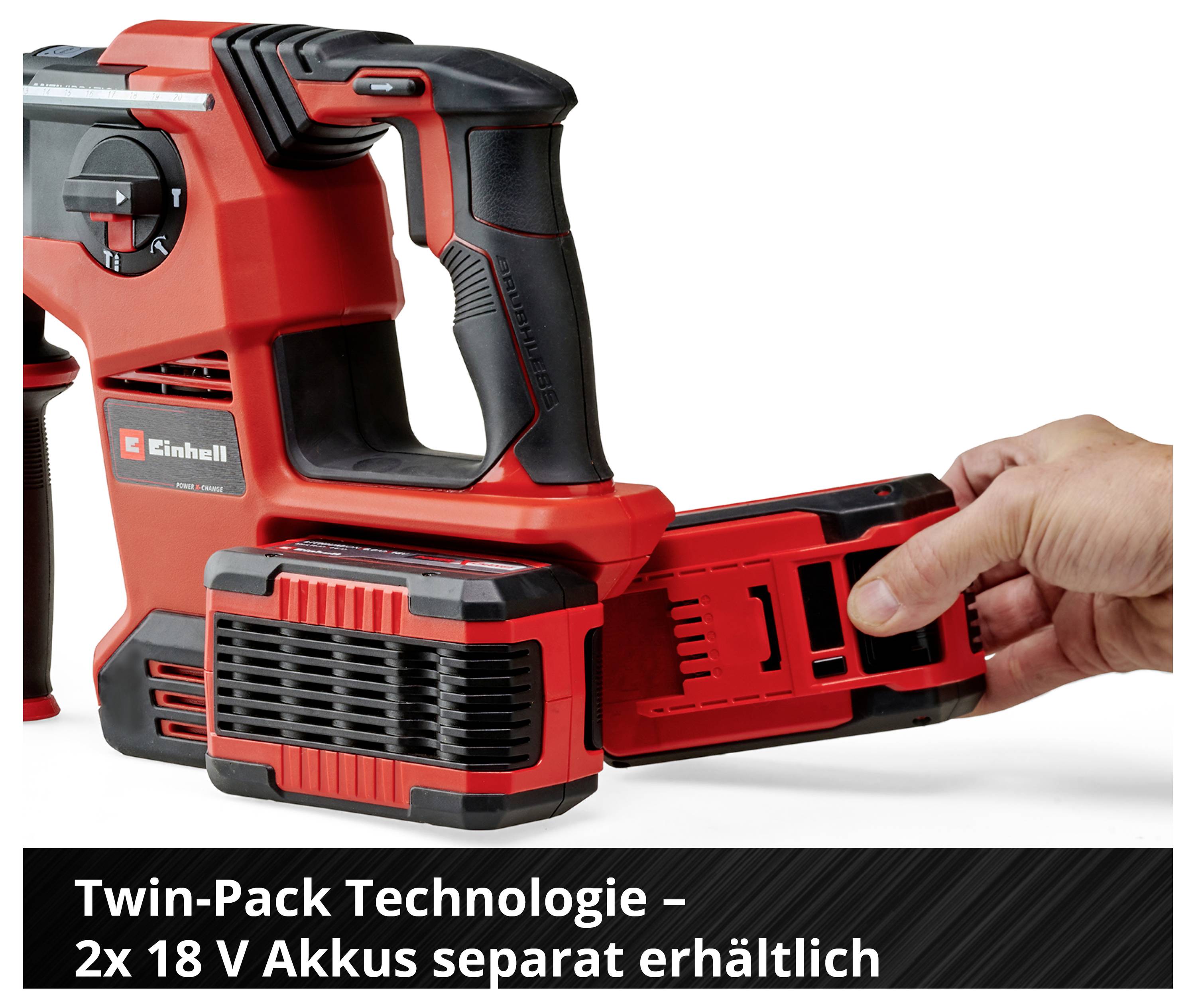Roter Staubsauger mit Zwei-Akku-System. Text: 'Twin-Pack Technologie – 2x 18 V Akkus separat erhältlich'. Hand entfernt Akku.