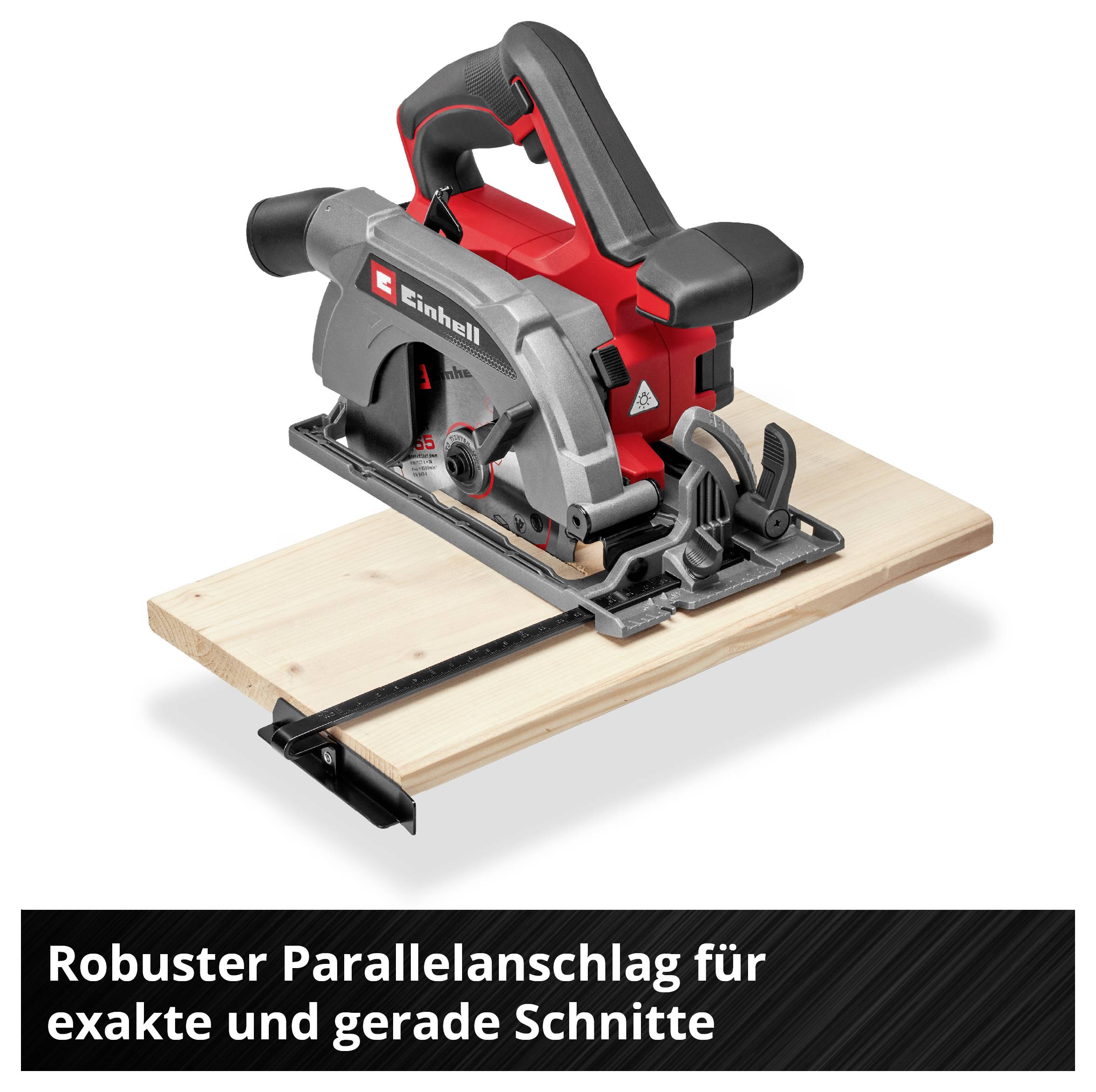 Eine rote und schwarze elektrische Kreissäge auf einem Brett für präzise und gerade Schnitte, mit robustem Parallelanschlag.