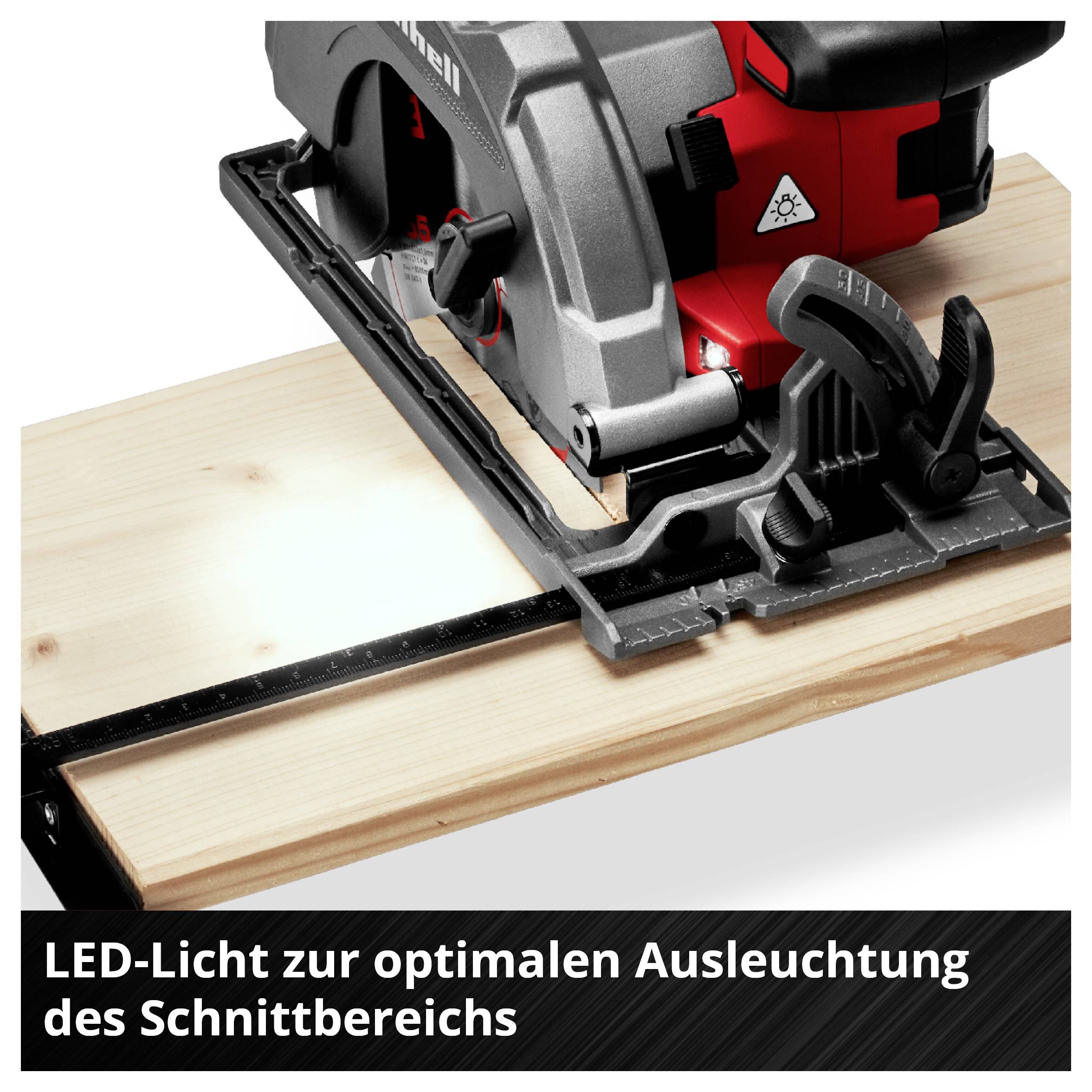 Handkreissäge auf Holz mit LED-Licht für bessere Sicht im Schnittbereich.