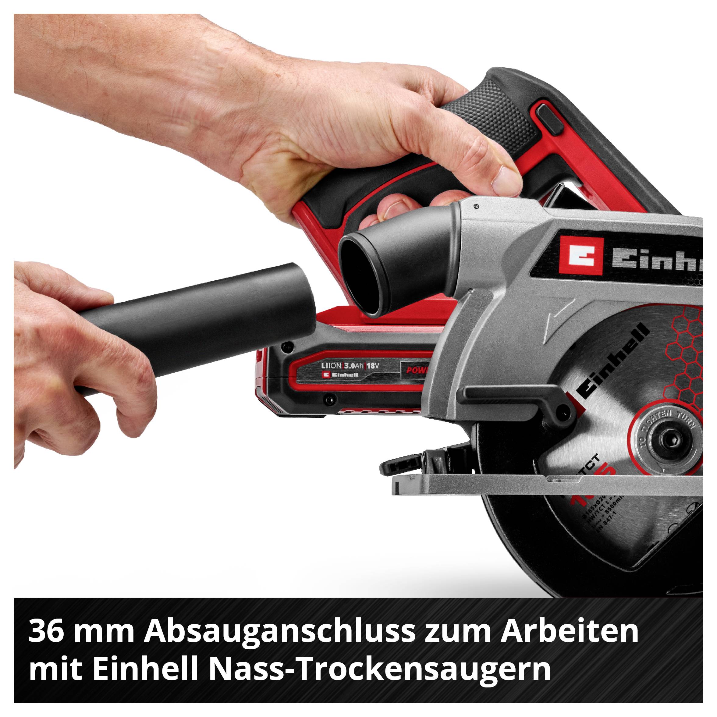 Nahaufnahme einer Hand, die einen Einhell Staubsaugeranschluss an einer Säge anbringt. Text: 36 mm Absauganschluss zum Arbeiten mit Einhell Nass-Trockensaugern.