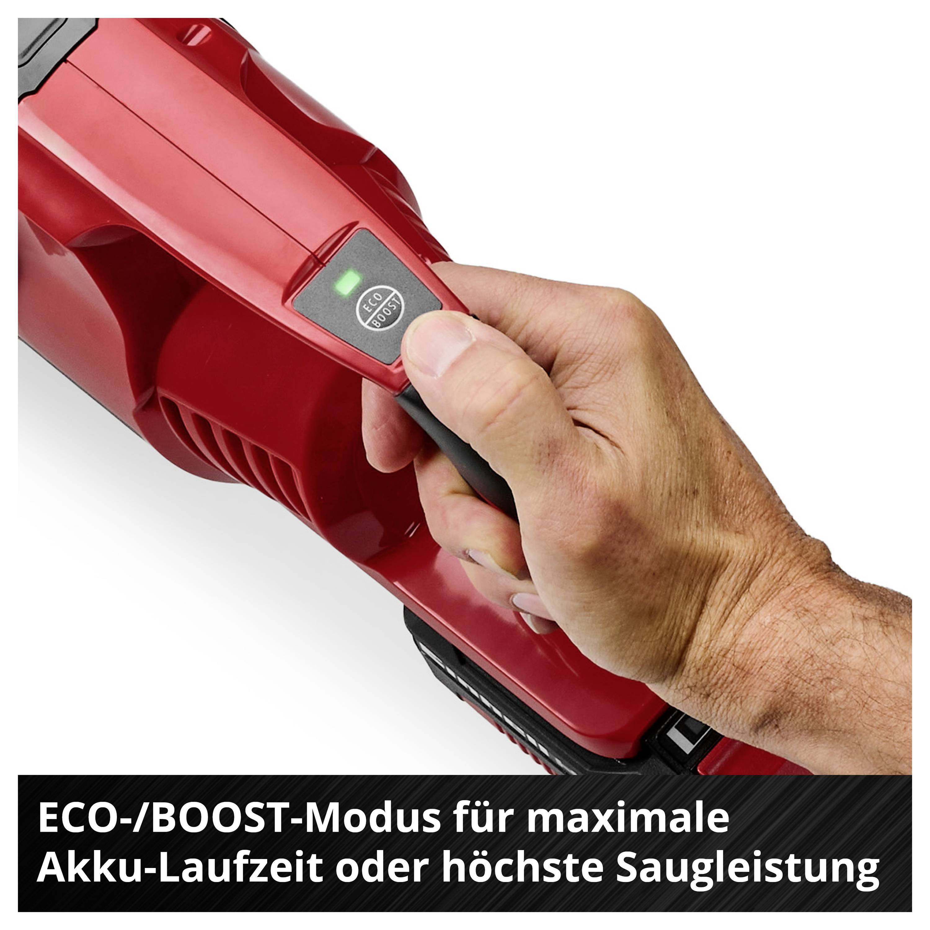 Nahaufnahme einer Hand, die die ECO/BOOST-Taste an einem roten Gerät drückt. Text: 'ECO-/BOOST-Modus für maximale Akku-Laufzeit oder höchste Saugleistung'.
