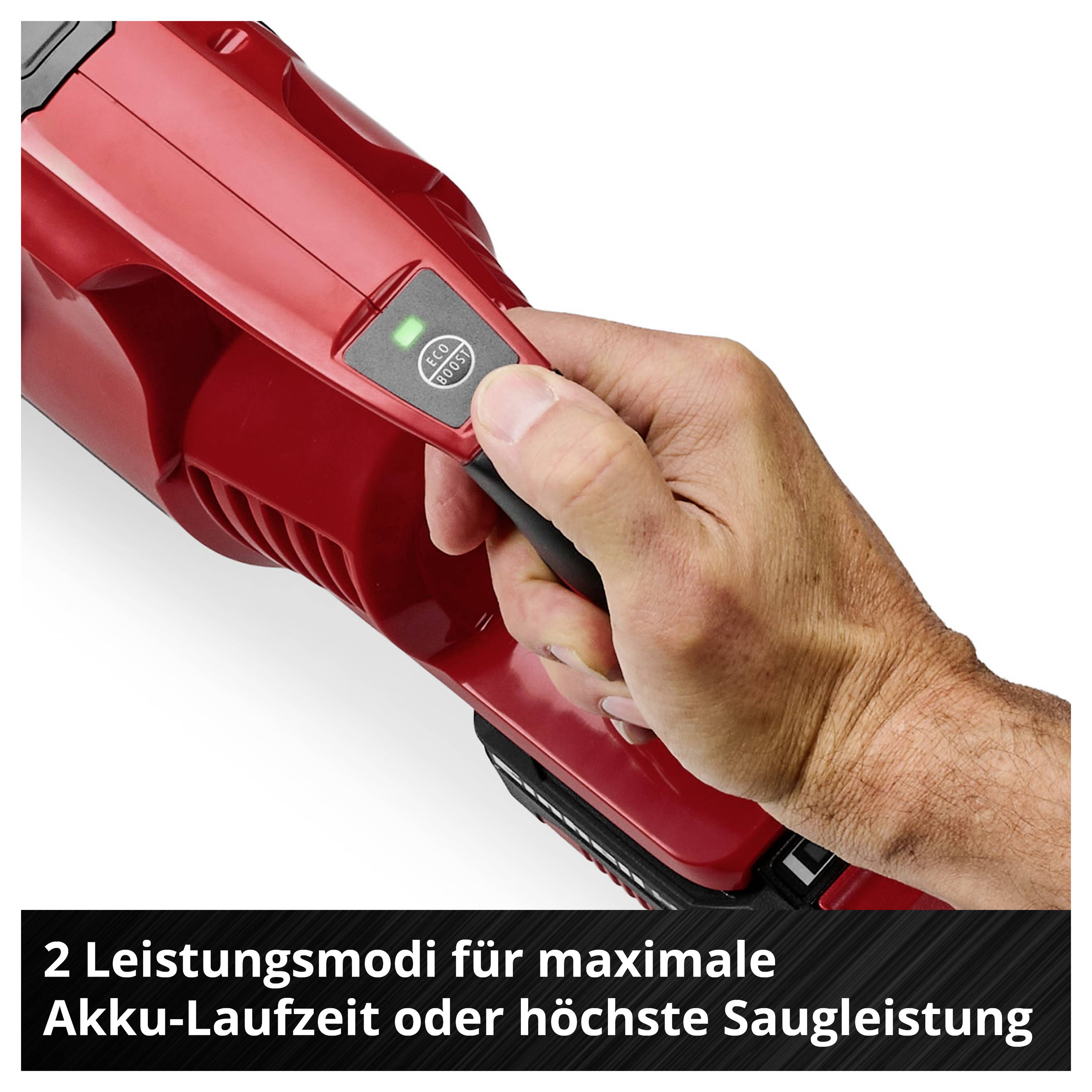 Eine Person entleert einen Staubsauger mit einem dreifachen, beutellosen Filtersystem per Knopfdruck über einem Mülleimer.