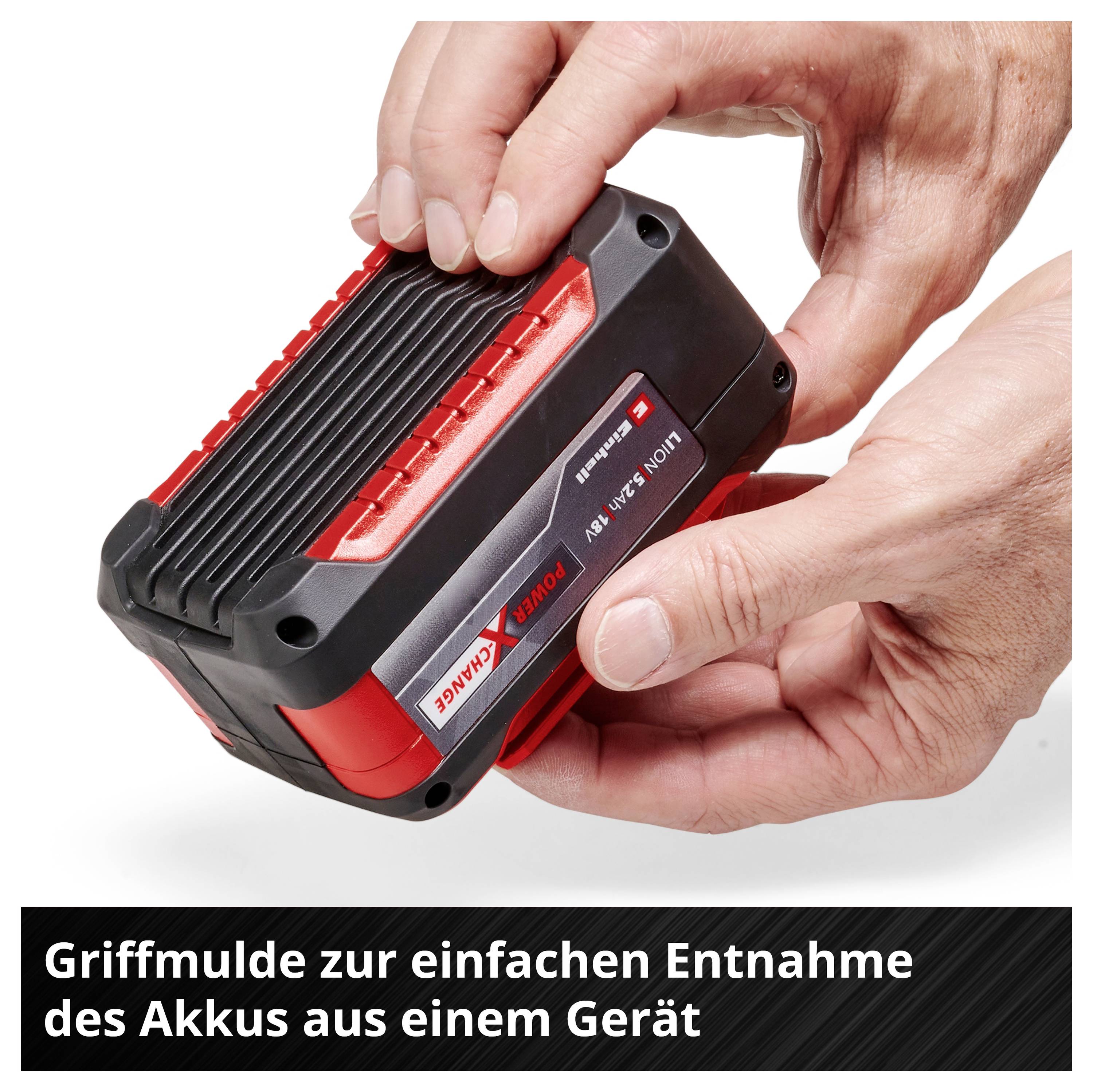 Zwei Hände halten einen roten Akku mit schwarzem Gehäuse. Beschriftung: 'Griffmulde zur einfachen Entnahme des Akkus aus einem Gerät'.
