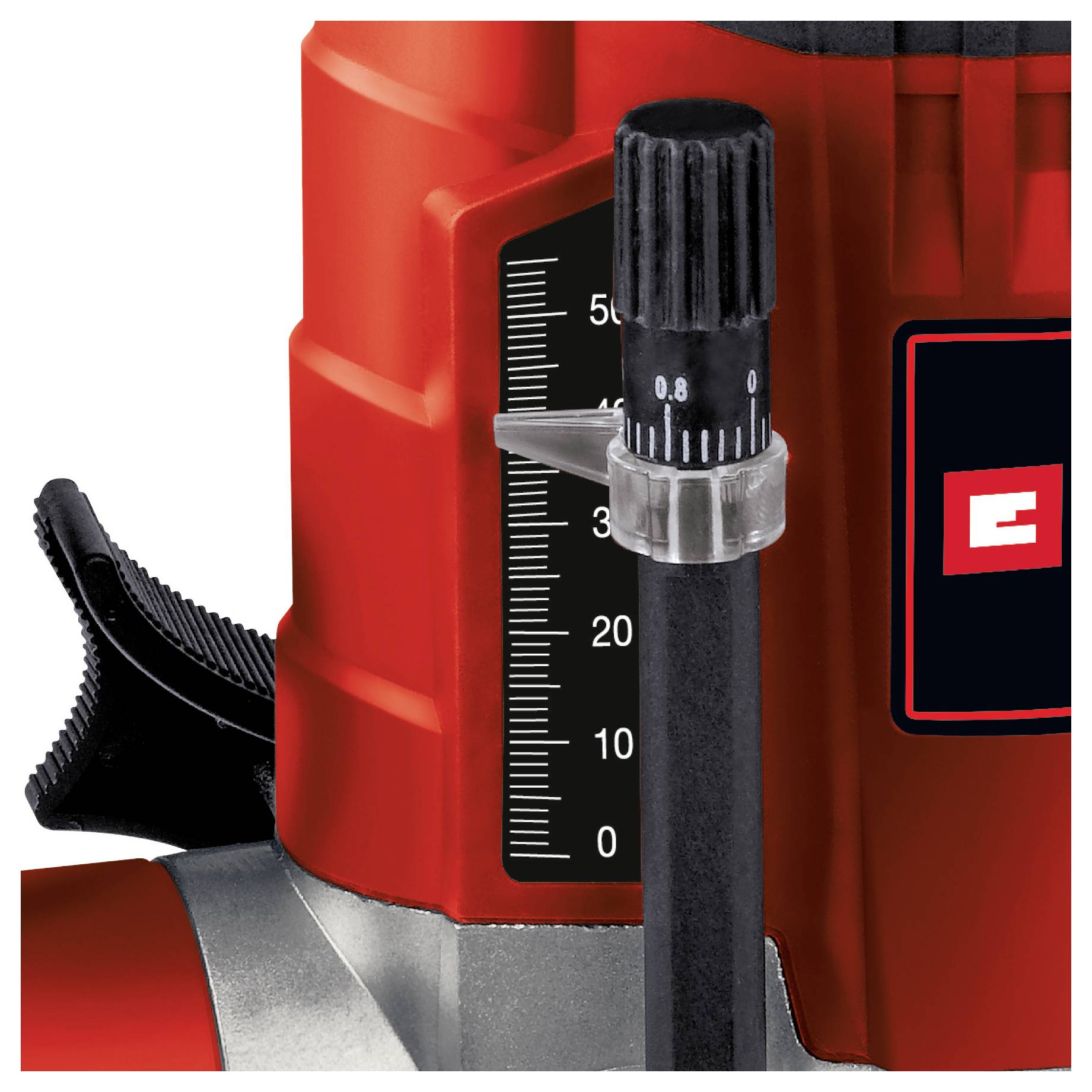 Nahaufnahme eines roten Werkzeugs mit sichtbarer Messskala, einstellbarem Drehknopf und einem Teil eines Markenlogos auf der rechten Seite.