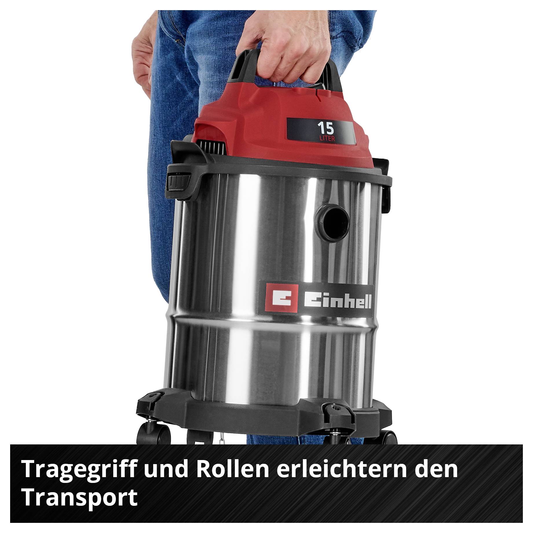 Person zieht einen Staubsauger mit Tragegriff und Rollen, was den Transport erleichtert.