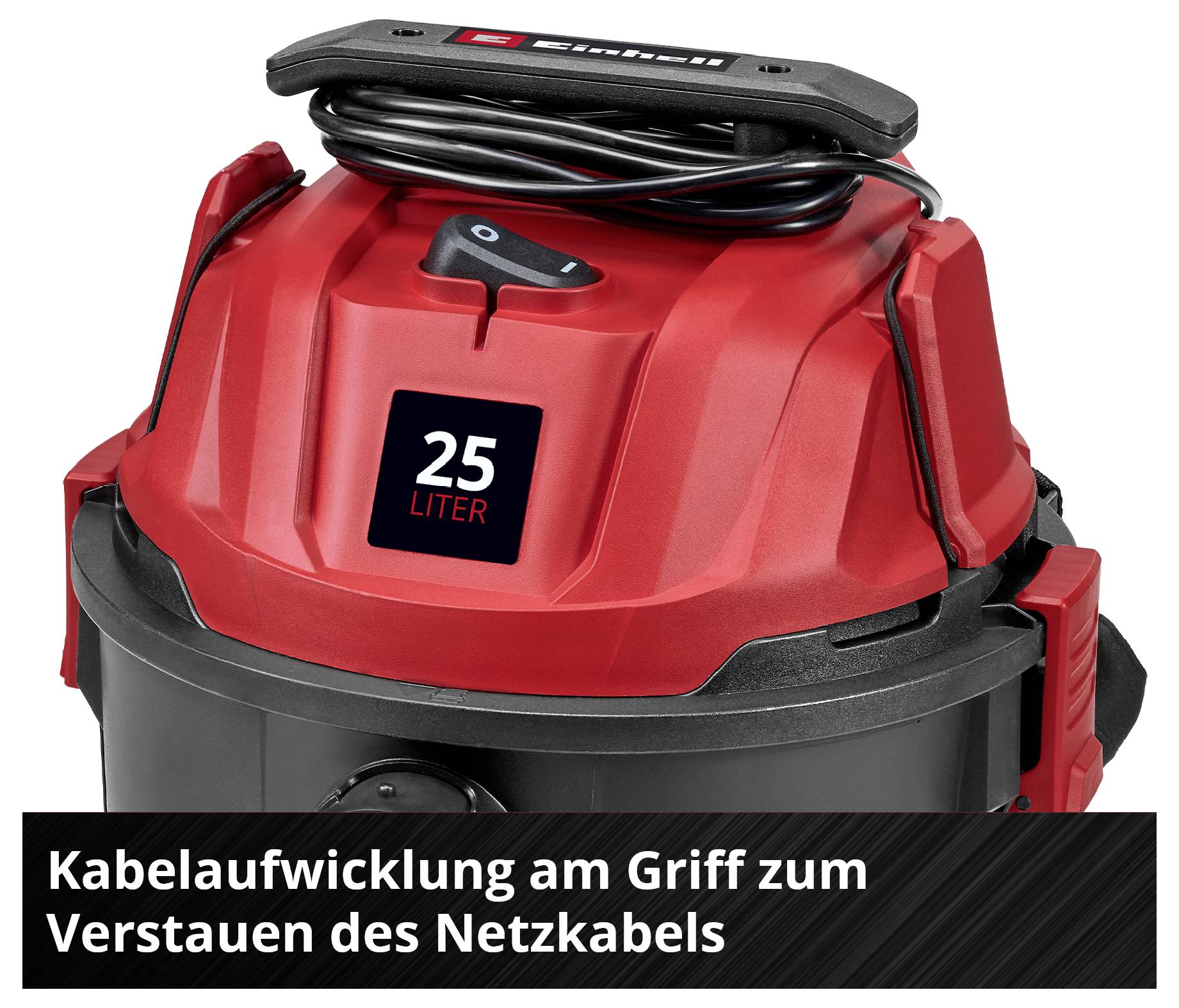 Roter und schwarzer Staubsauger mit 25-Liter-Volumen. Kabelaufwicklung am Griff zum Verstauen des Netzkabels.