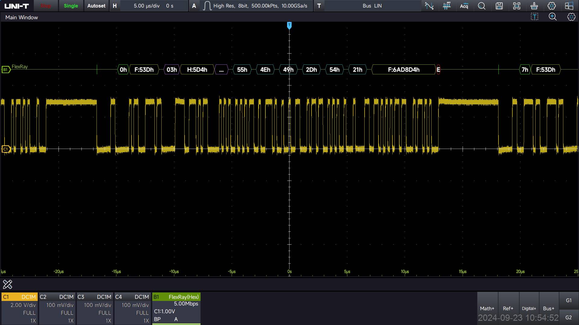 Oszilloskop-Display zeigt eine digitale Wellenform mit konsistenten Impulsen. Frequenz: 500 MHz.
