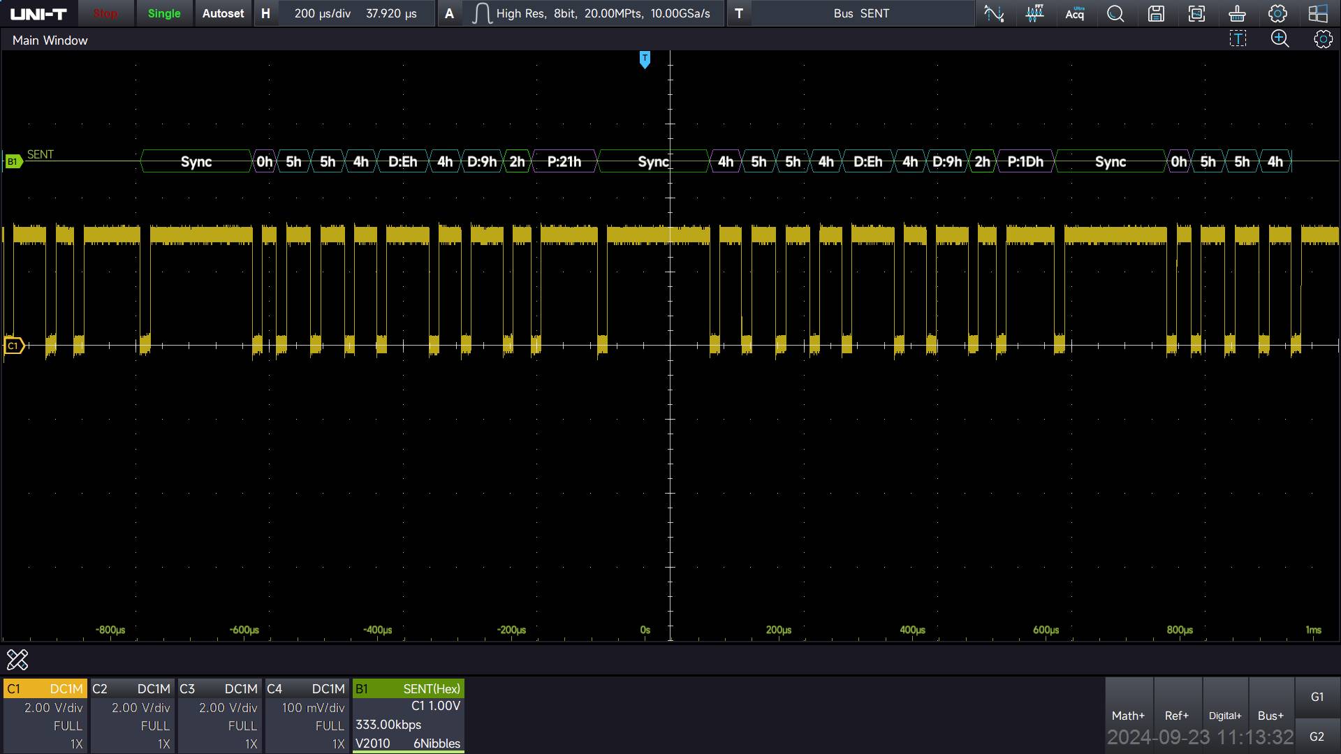 Oszilloskop-Display, das digitale Wellenform mit Pulssignalen zeigt, beschriftet mit Sync, D19, D18 usw., auf einem Raster mit Zeitmarkierungen.