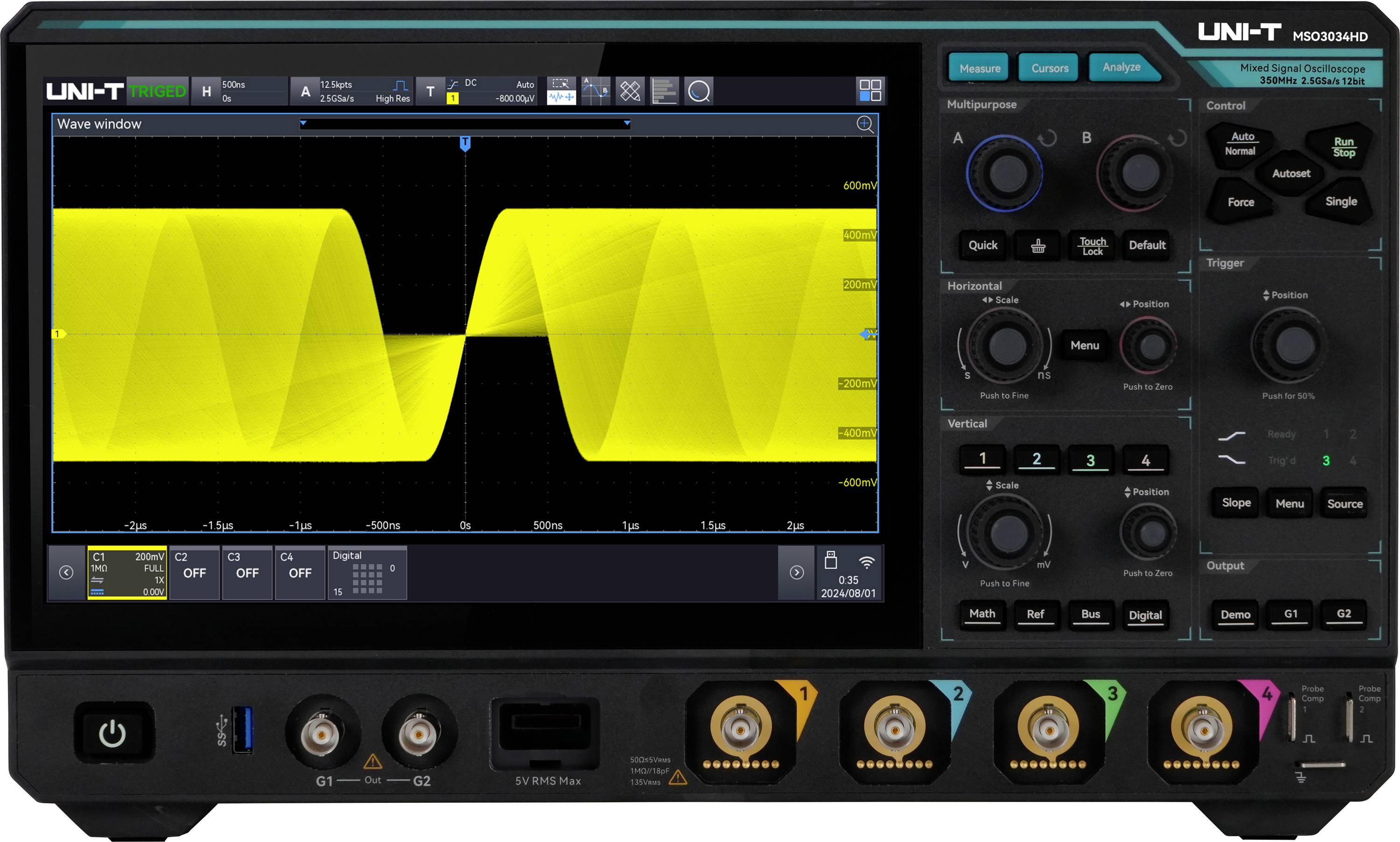 Ein digitales Oszilloskop, das eine Zwei-Kanal-Wellenform mit gelben Sinuswellen auf dem Bildschirm anzeigt, umgeben von verschiedenen Steuerungstasten und Messsonden.