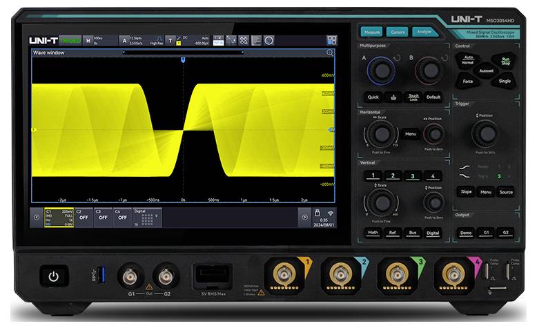 Ein digitales Oszilloskop, das eine Wellenform auf seinem Bildschirm anzeigt. Ausgestattet mit mehreren Kontrollknöpfen und Eingangsbuchsen auf der Frontplatte.