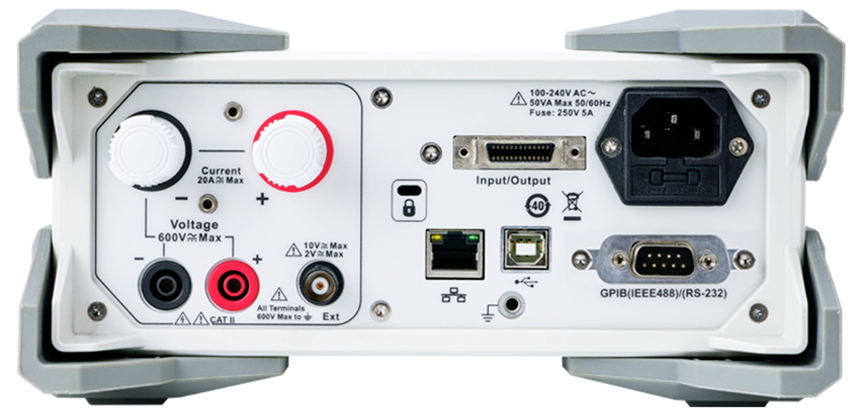 Rückansicht eines elektronischen Geräts mit verschiedenen Ein-/Ausgabeanschlüssen, Leistungsspezifikationen und Anschlüssen zur Strom- und Spannungsmessung.