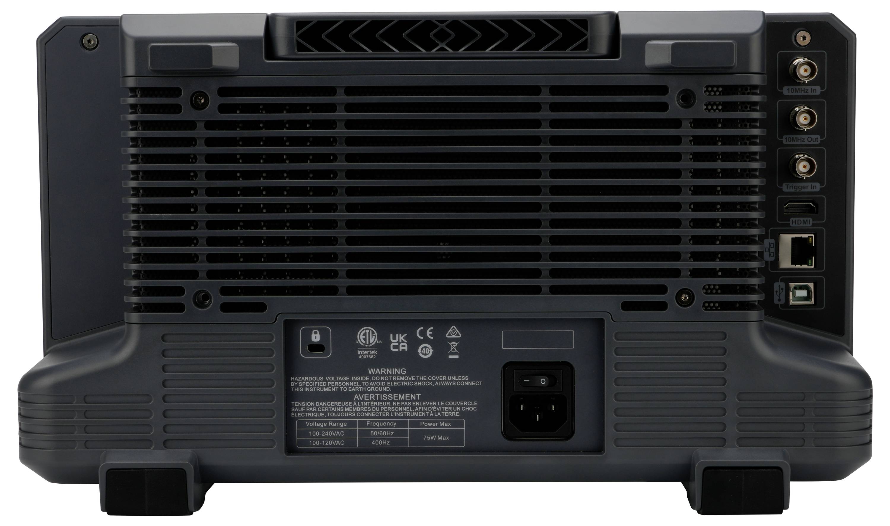 Das Rückpanel eines elektronischen Geräts mit Lüftungsgitter, mehreren Anschlüssen einschließlich Koaxial- und Ethernet-Ports sowie einer Netzsteckdose mit Beschriftung.