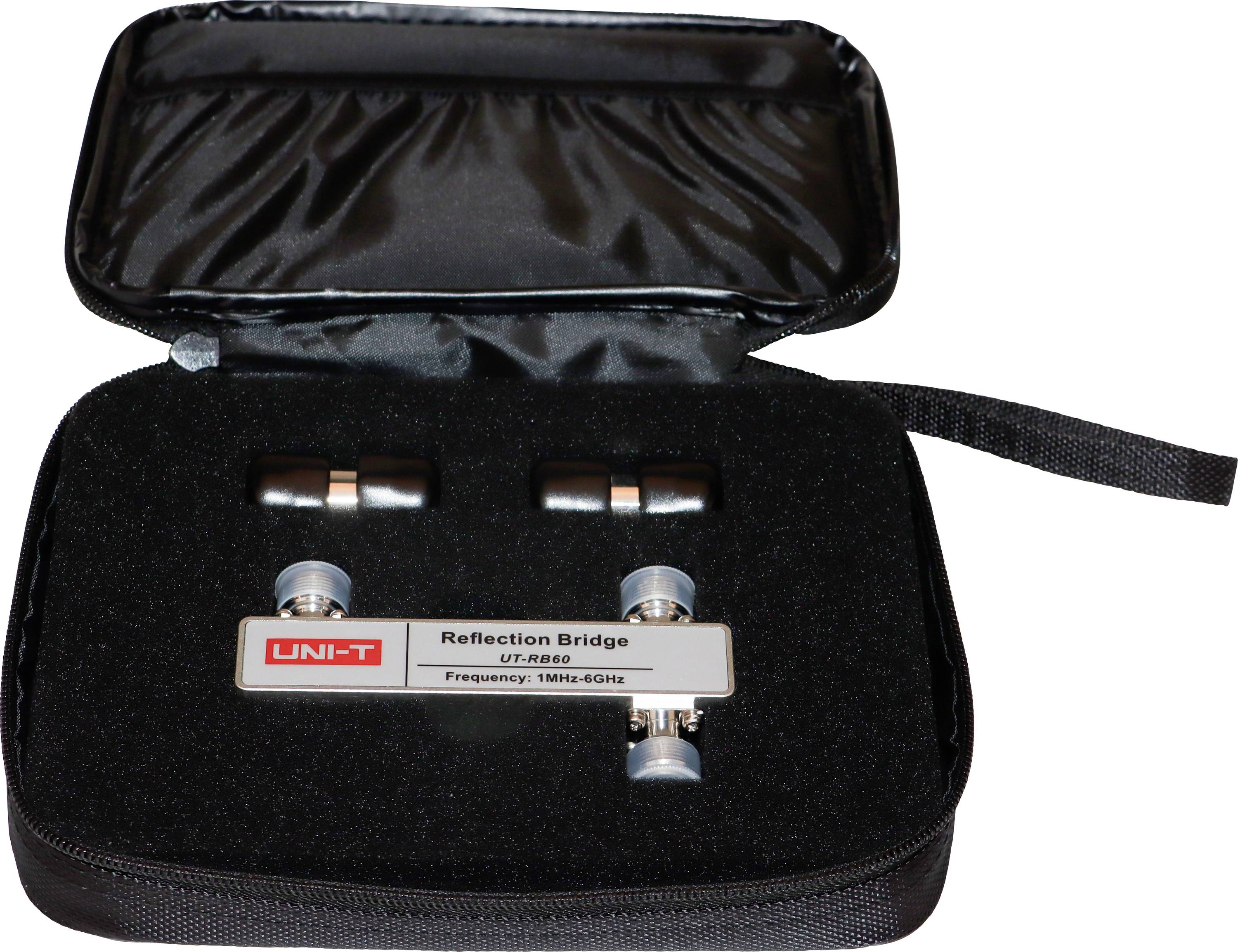Eine Reflexionsbrücke in einem schwarzen gepolsterten Gehäuse mit Etikett 'UNI-T Reflexionsbrücke UT-6200P, Frequenz: 18MHz-6GHz', zwei Anschlüsse sichtbar.