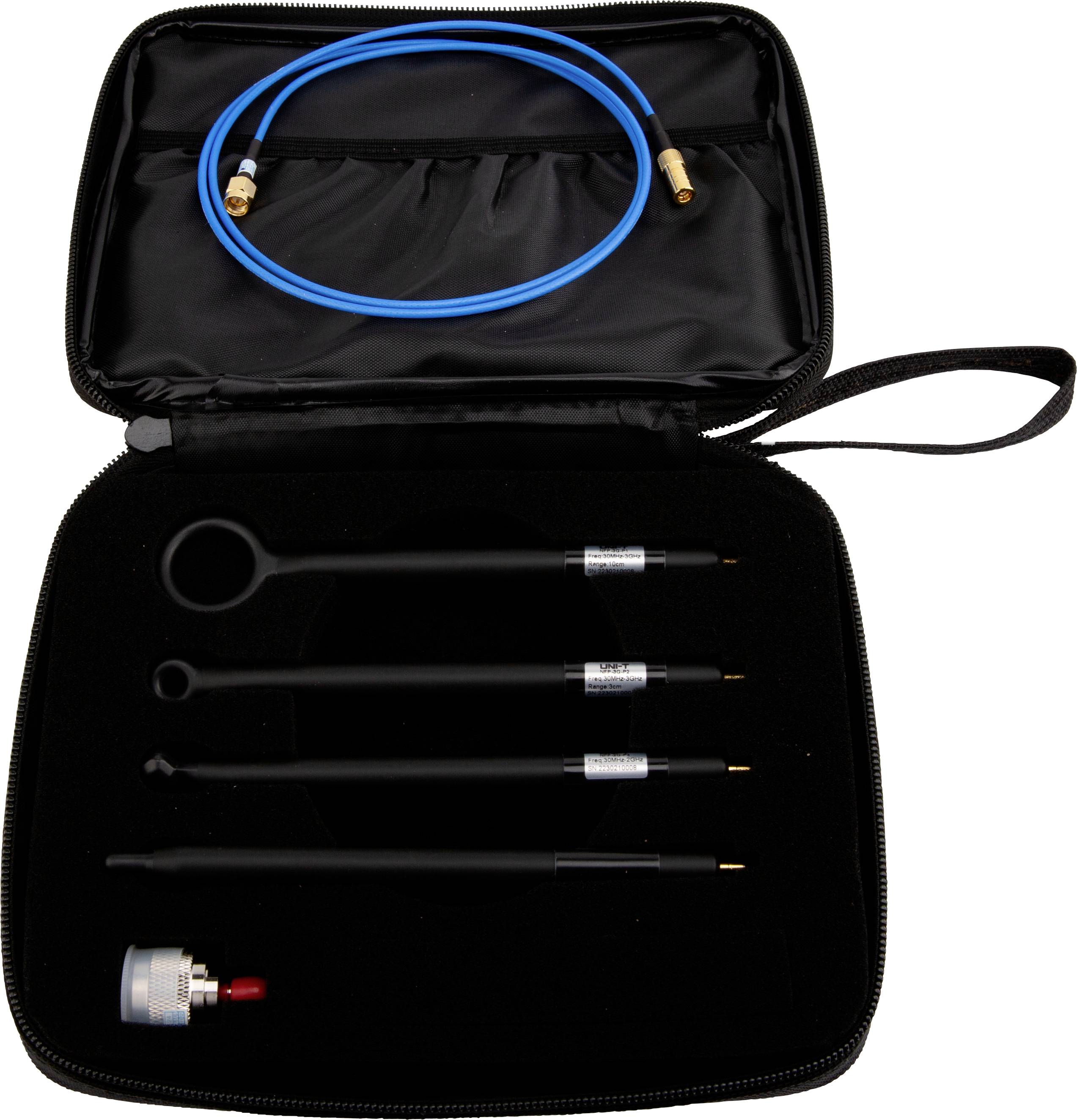 Ein schwarzer Reißverschlussbeutel, der ein blaues Kabel und vier schwarze, stiftähnliche elektronische Sonden enthält, die ordentlich innen angeordnet sind.