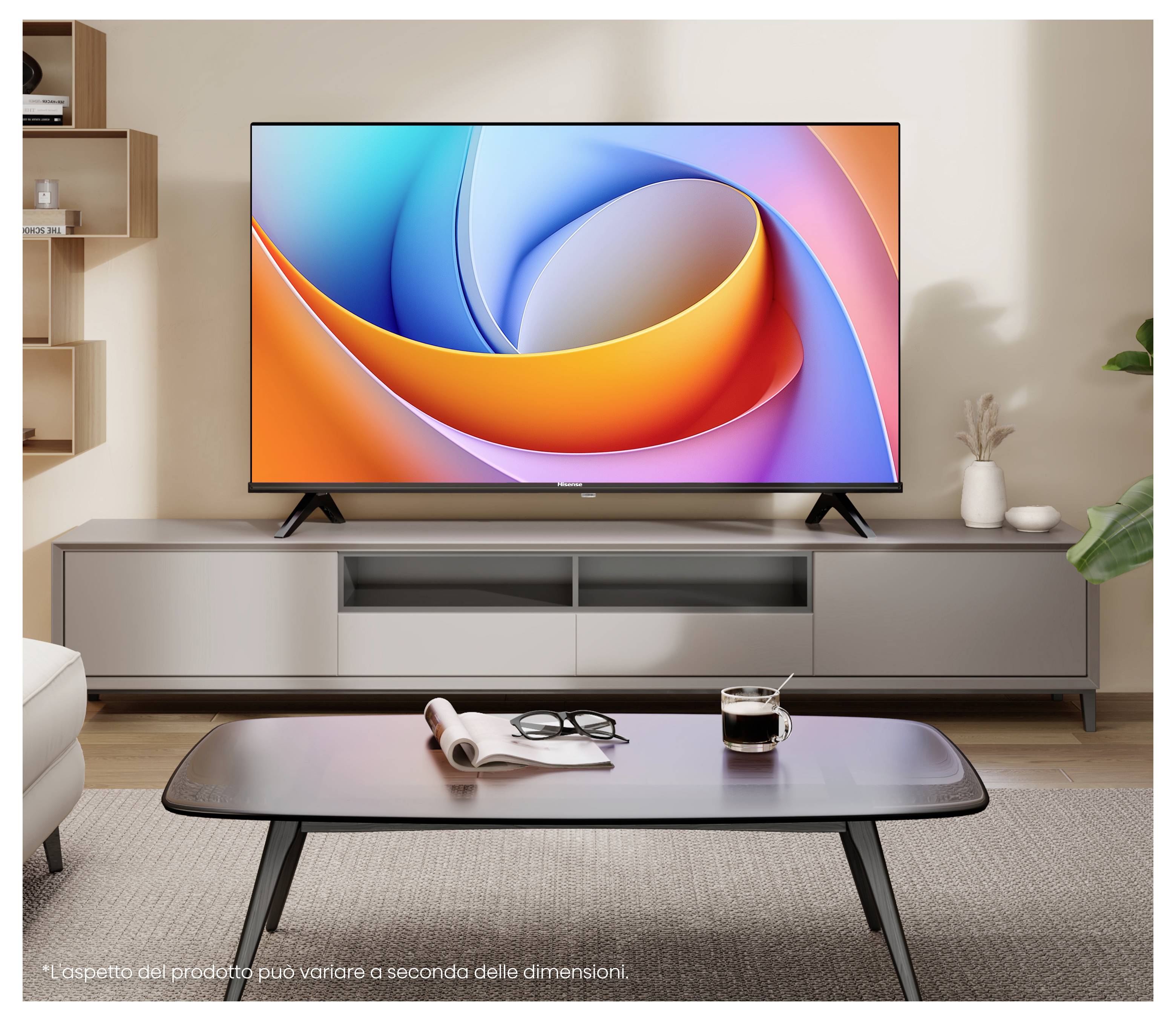 Ein Flachbildfernseher, der bunte abstrakte Formen zeigt, ist auf einem modernen TV-Ständer montiert. Ein Glas Kaffee und ein Buch liegen auf einem nahegelegenen Tisch.