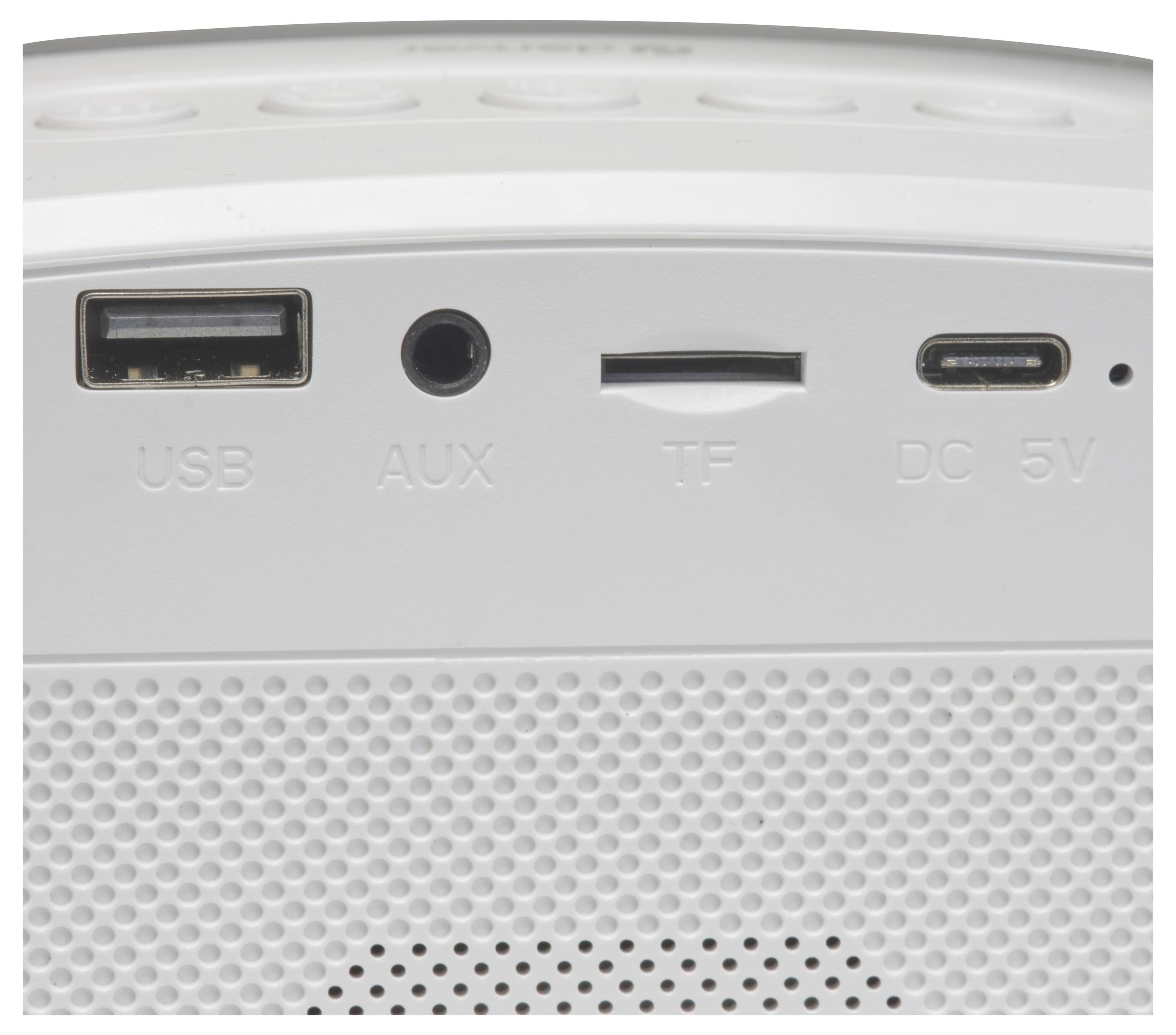 Eine Nahaufnahme eines Lautsprechers, der vier Anschlüsse zeigt: USB, AUX, TF-Kartensteckplatz und DC 5V Stromanschluss, die Konnektivitätsoptionen andeuten.