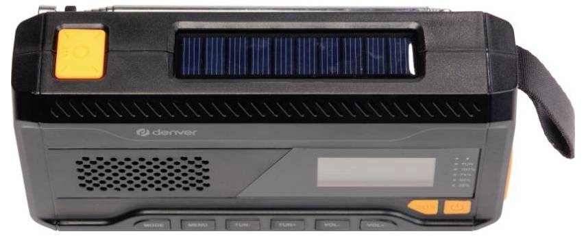Ein tragbares, schwarzes Notfallradio mit Solarpanel, orangen Tasten und einem Tragegriff. Zu den Merkmalen gehören ein digitales Display und ein Lautsprecher.