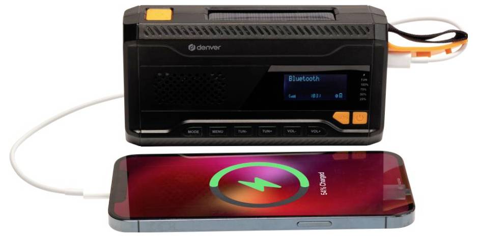Ein schwarzer tragbarer Lautsprecher mit Bluetooth-Display lädt ein Smartphone drahtlos, das ein Ladensymbol anzeigt.