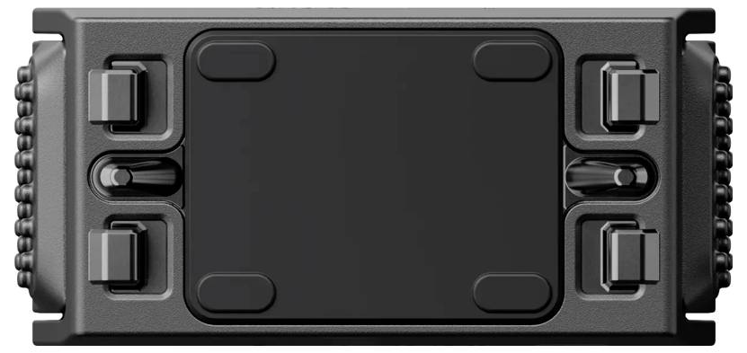 Ein schwarzes Computer-Gehäuse mit minimalem Design, von der Seite gezeigt.