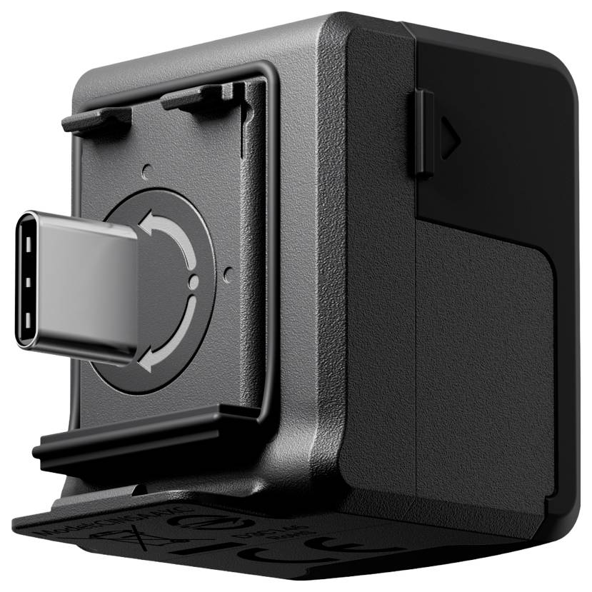 Ein schwarzer USB-C-Wandladegerät-Adapter, von einem Winkel gezeigt, der seinen USB-C-Anschluss und sein kompaktes, rechteckiges Design hervorhebt.