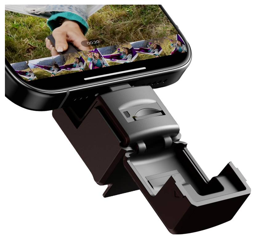 Ein Smartphone, das mit einem kompakten Gerät zur Videobearbeitung verbunden ist, mit einem sichtbaren Bildschirm, der Außenaufnahmen und eine Video-Zeitleiste anzeigt.