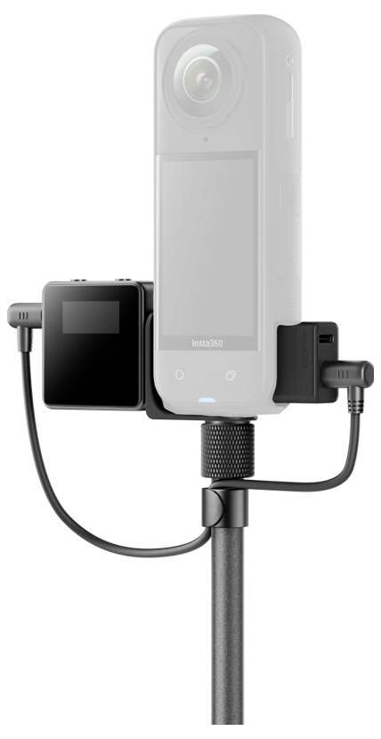 Eine digitale Kamera mit Weitwinkelobjektiv auf einem Stativ montiert, zeigt Konnektivitätsanschlüsse und angeschlossene Kabel für verschiedene Funktionen.