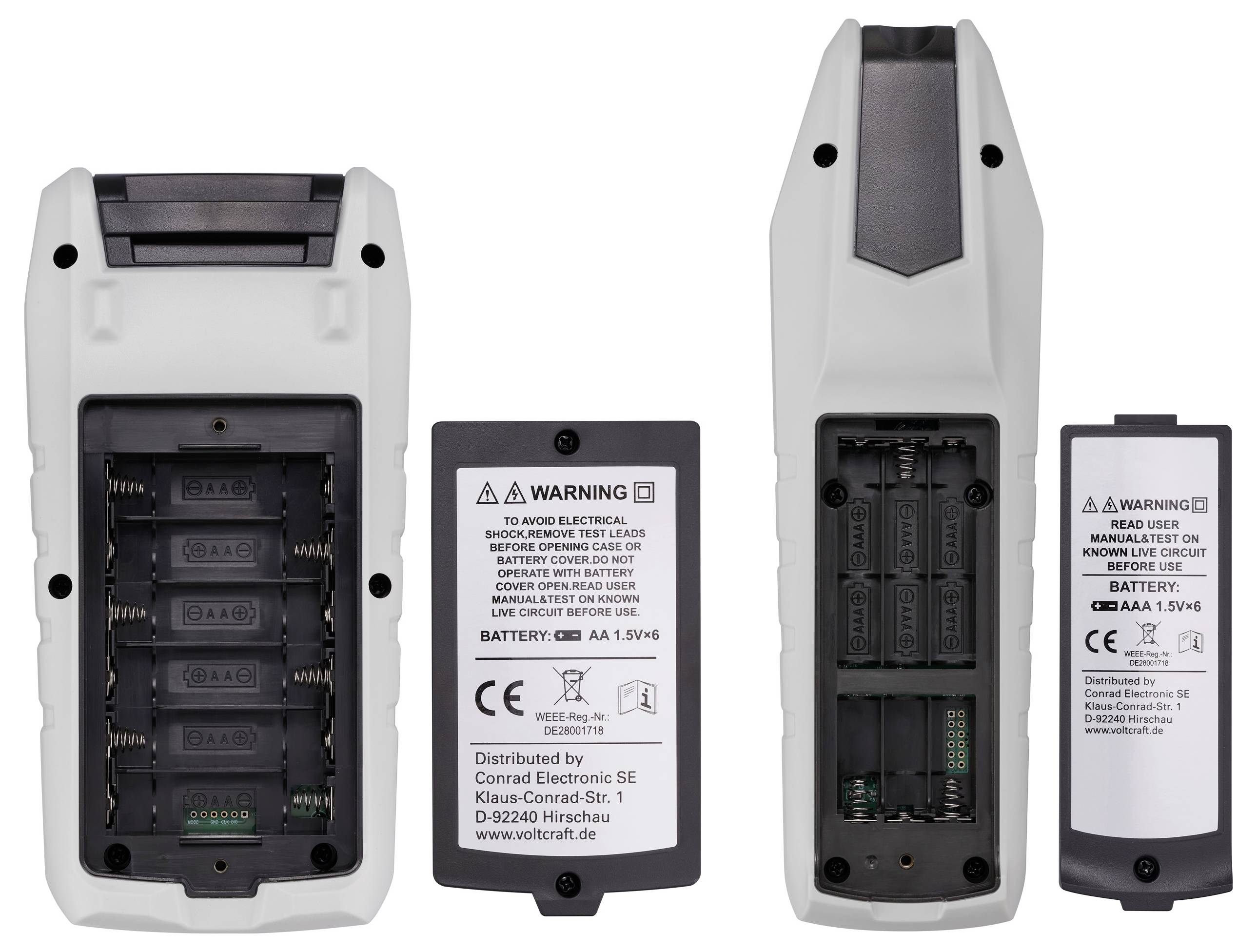 Zwei elektronische Geräte mit offenen Batteriefächern, die vier AA- und AAA-Batterieplätze zeigen. Warnetiketten auf abnehmbaren Abdeckungen.