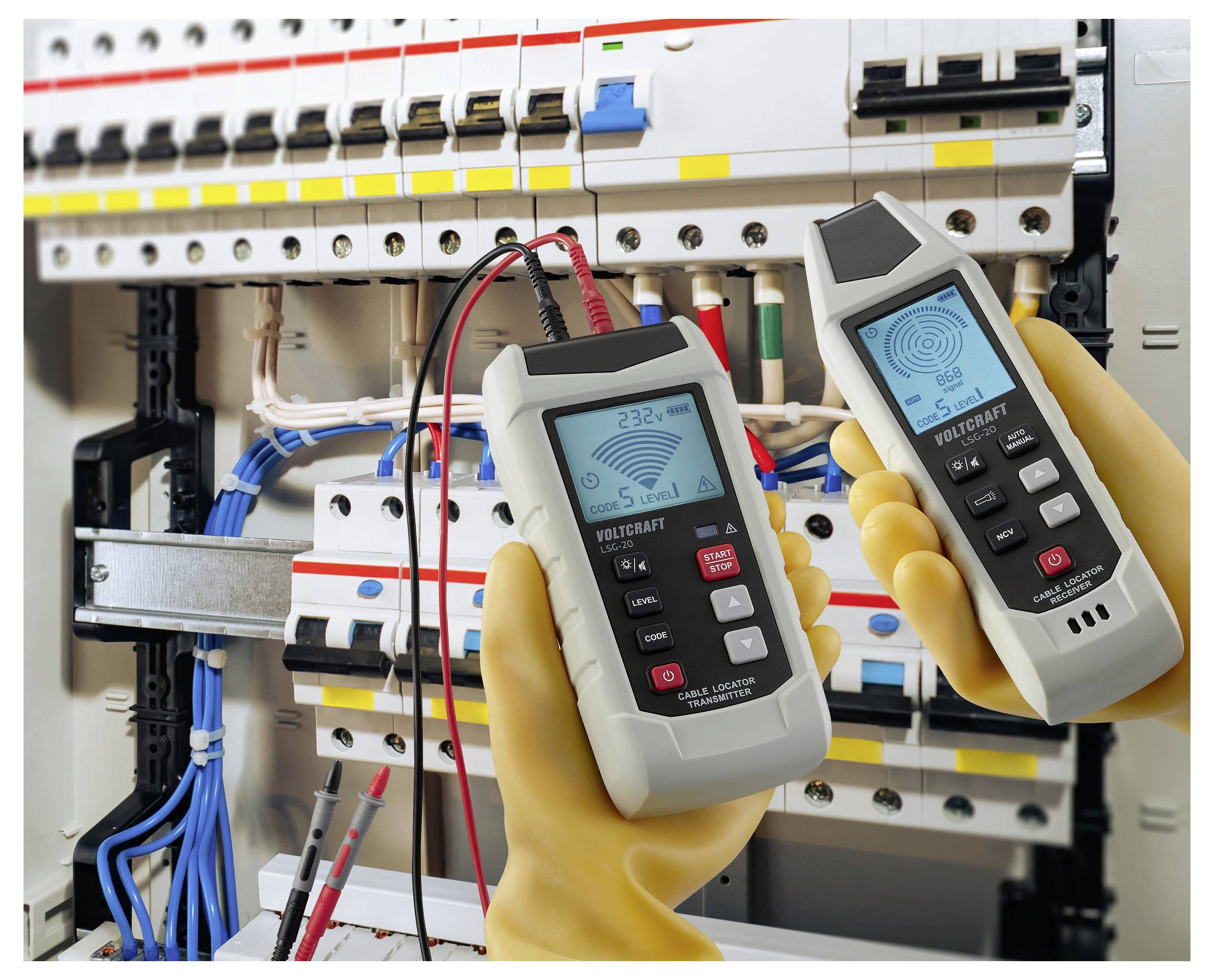 Behandschuhte Hände halten zwei digitale Multimeter vor einem Schaltschrank und zeigen Spannungsmessungen als Teil eines Schaltungstestverfahrens an.