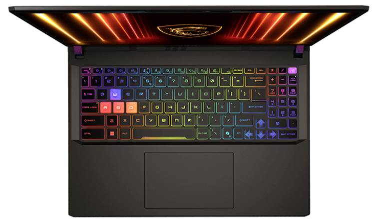 Ein schwarzer Laptop mit einer beleuchteten Regenbogen-Hintergrundbeleuchtung der Tastatur und leuchtenden orangefarbenen Akzenten auf dem geöffneten Deckel.