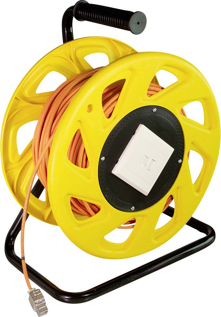 Eine gelbe Kabeltrommel mit einem orangefarbenen Ethernet-Kabel, das darum gewickelt ist, versehen mit einem schwarzen Griff und einem Netzwerkanschluss an der Seite.